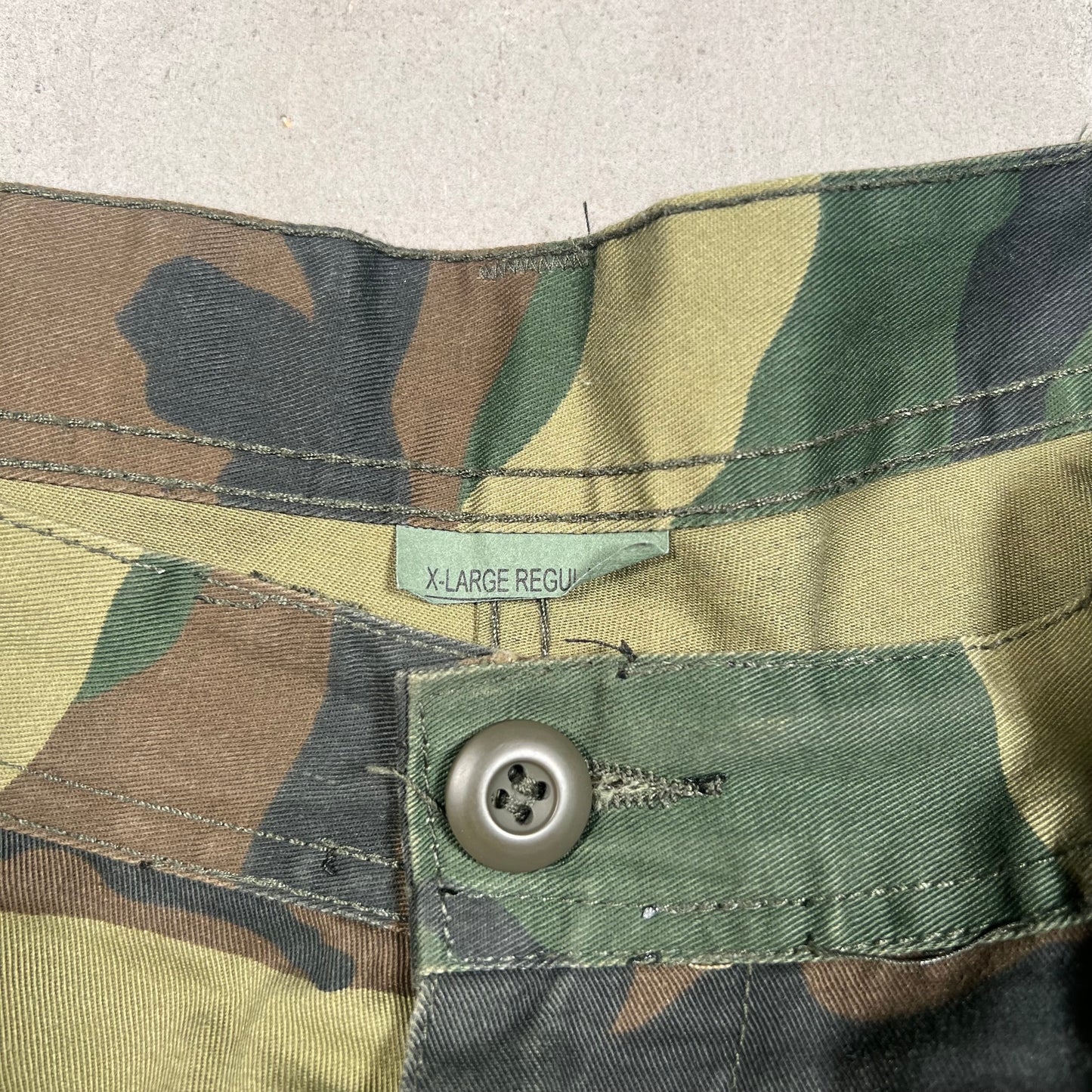 GV Gallery Raspberry Hills Camo Cargos Size XL USED x17471
