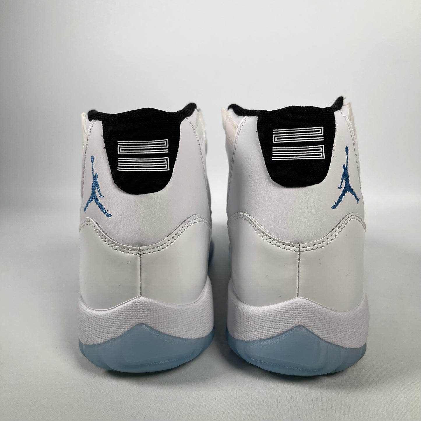 Jordan 11 Legend Blue (2024) Size 7 USED s18749