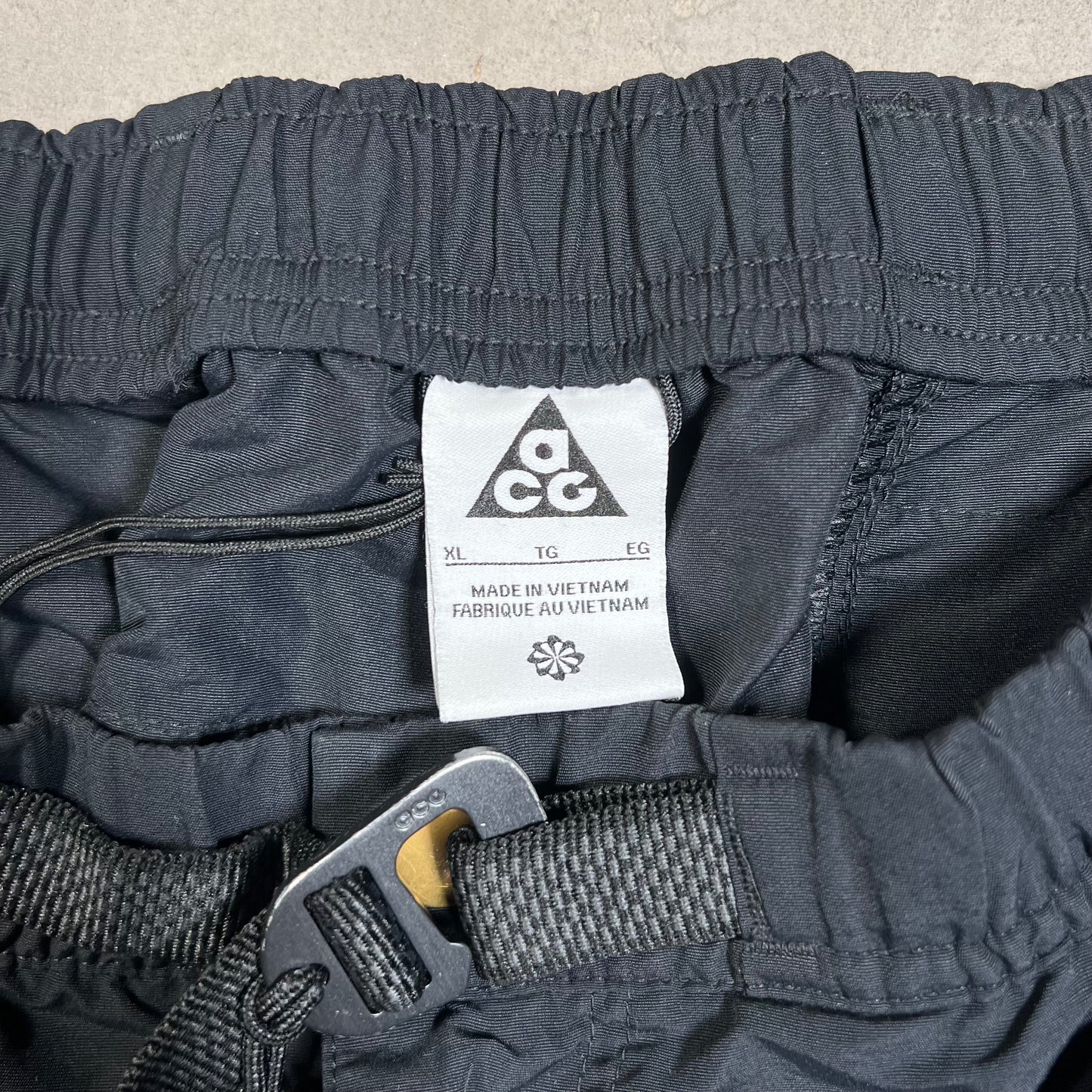 Nike ACG Black Summit Cargo Shorts Size XL USED x17642