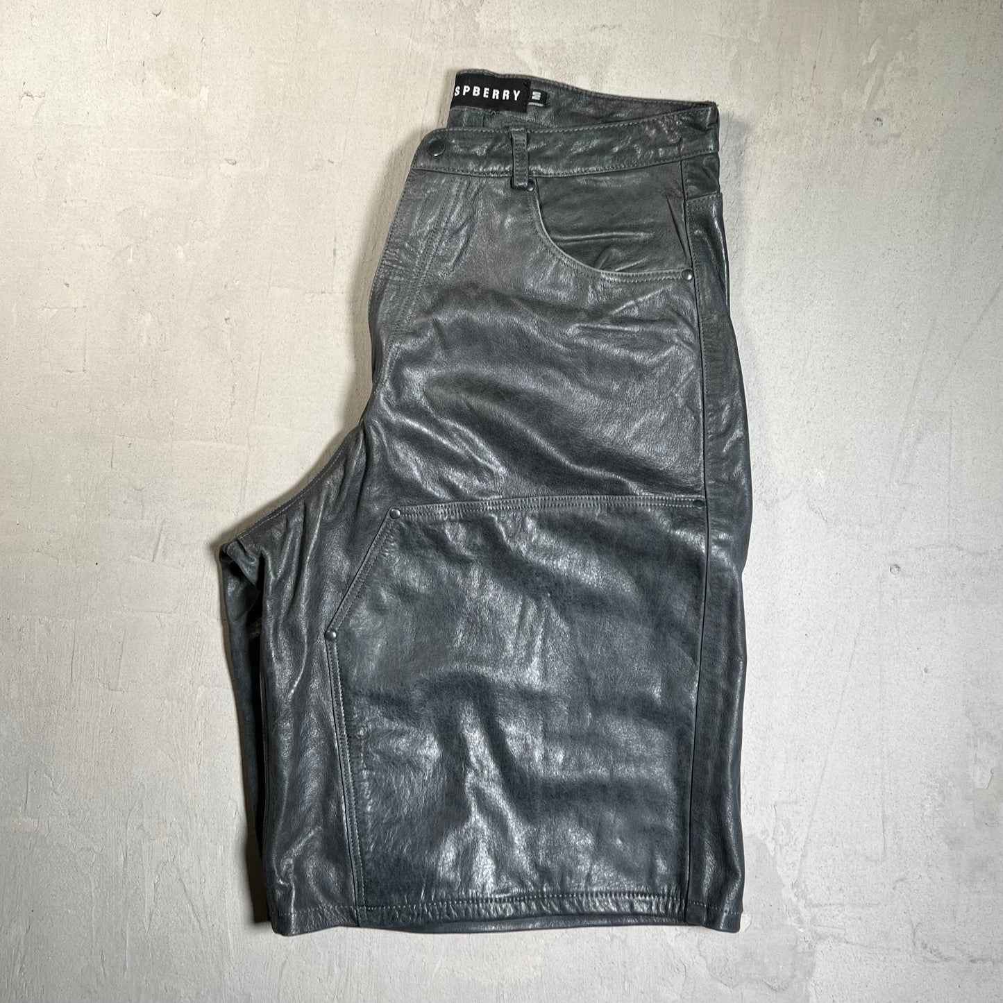 GV Gallery Raspberry Hills Dark Grey Leather Shorts Size Medium USED x17672