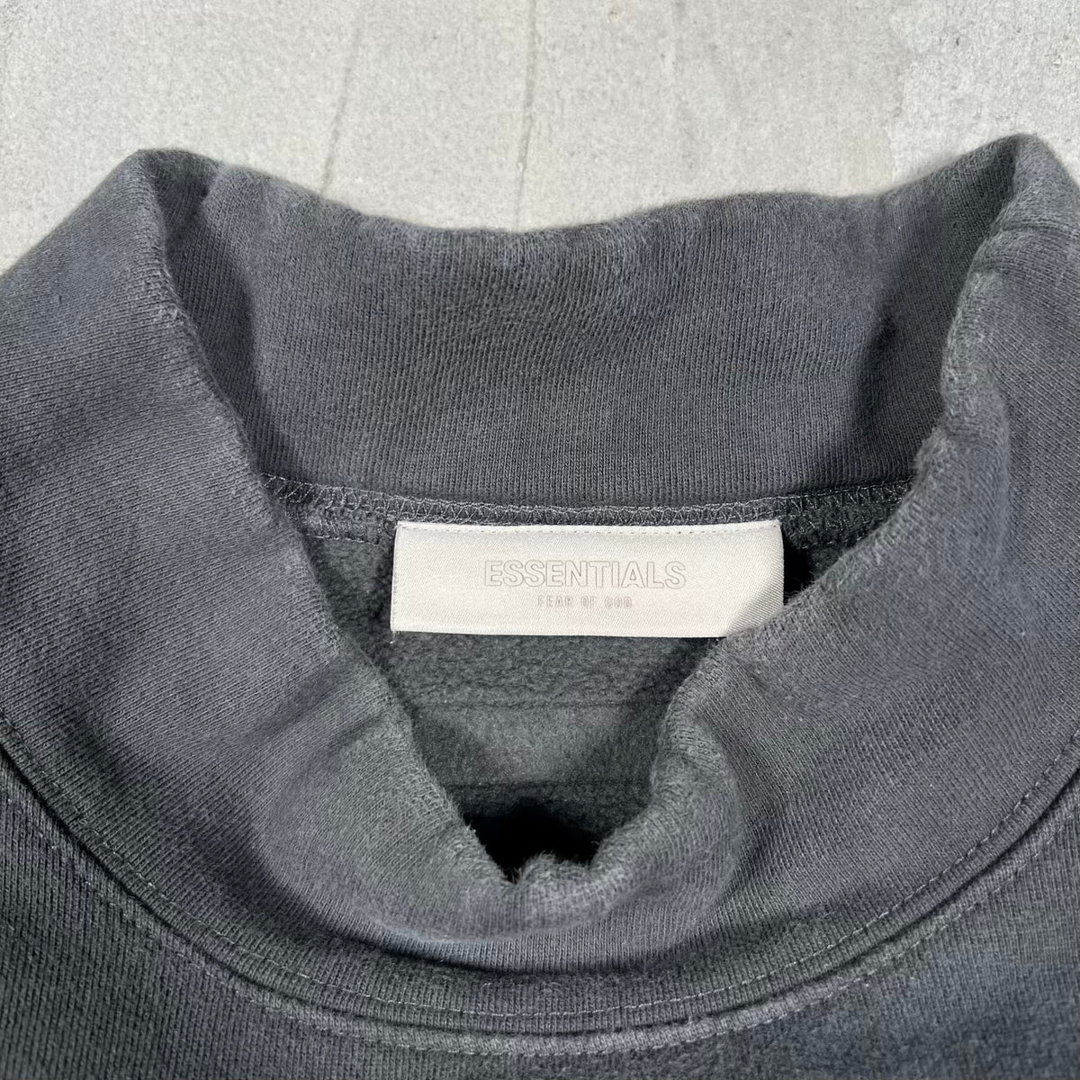 Essentials Fear of God FOG Dark Grey Mockneck Crewneck Size Medium USED x18900