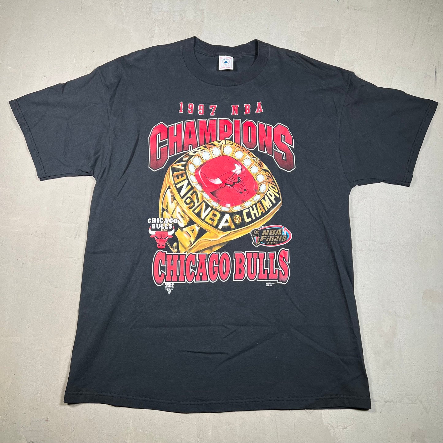 1997 Chicago Bulls NBA Finals Gold Ring Black Tee Size XL USED v16724