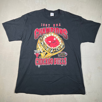 1997 Chicago Bulls NBA Finals Gold Ring Black Tee Size XL USED v16724