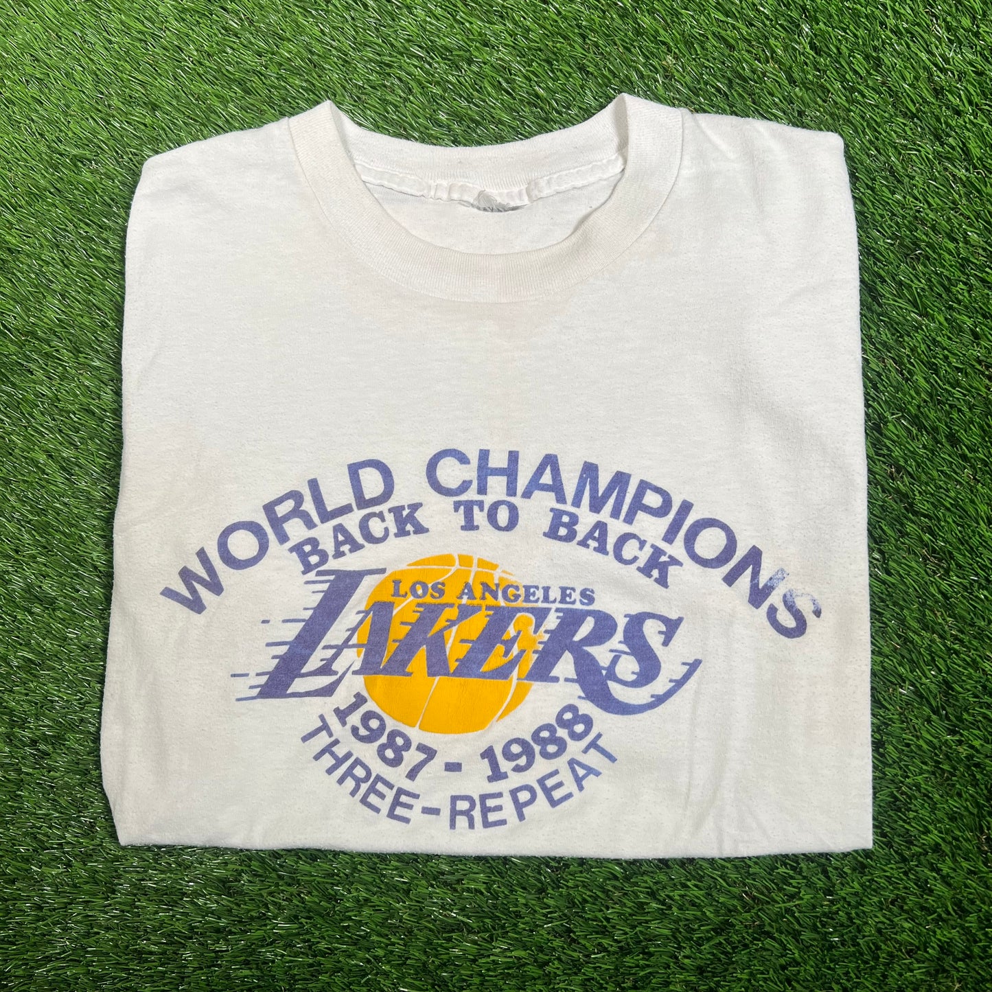 1988 LA Lakers Three Peat World Champs White Tee Size Medium USED v18106