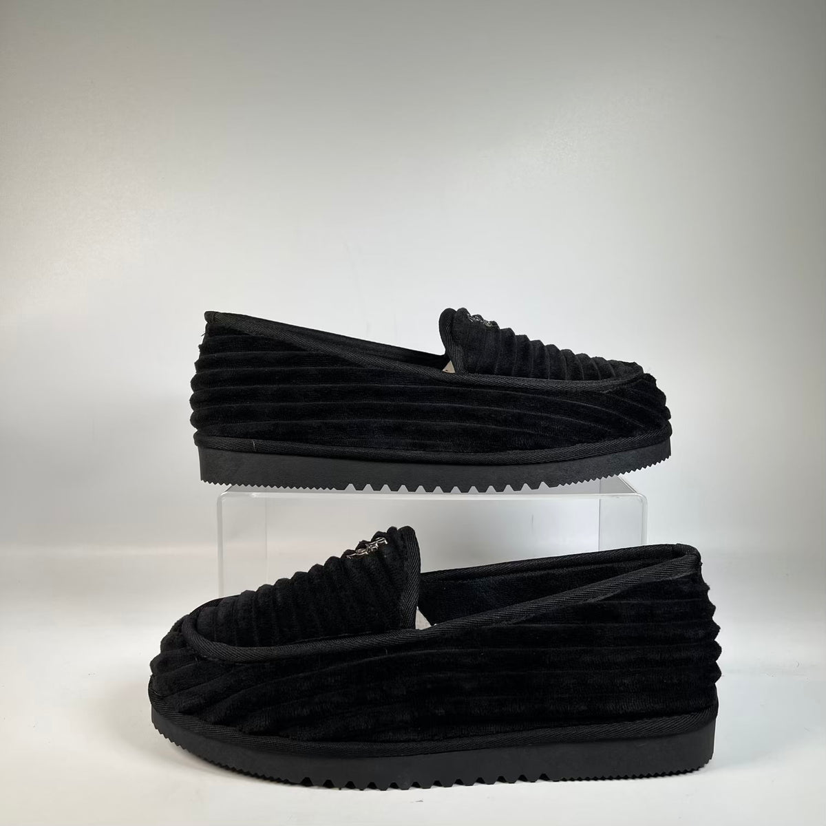 GV Gallery Raspberry Hills Deebo Black House Slippers (2026) Size 10 NEW s23408