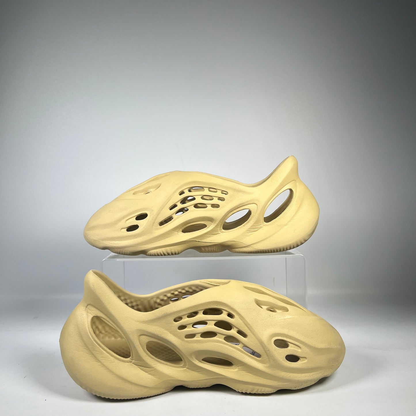 Yeezy Foam Runner Sulfur (2022) Size 10 USED s21030