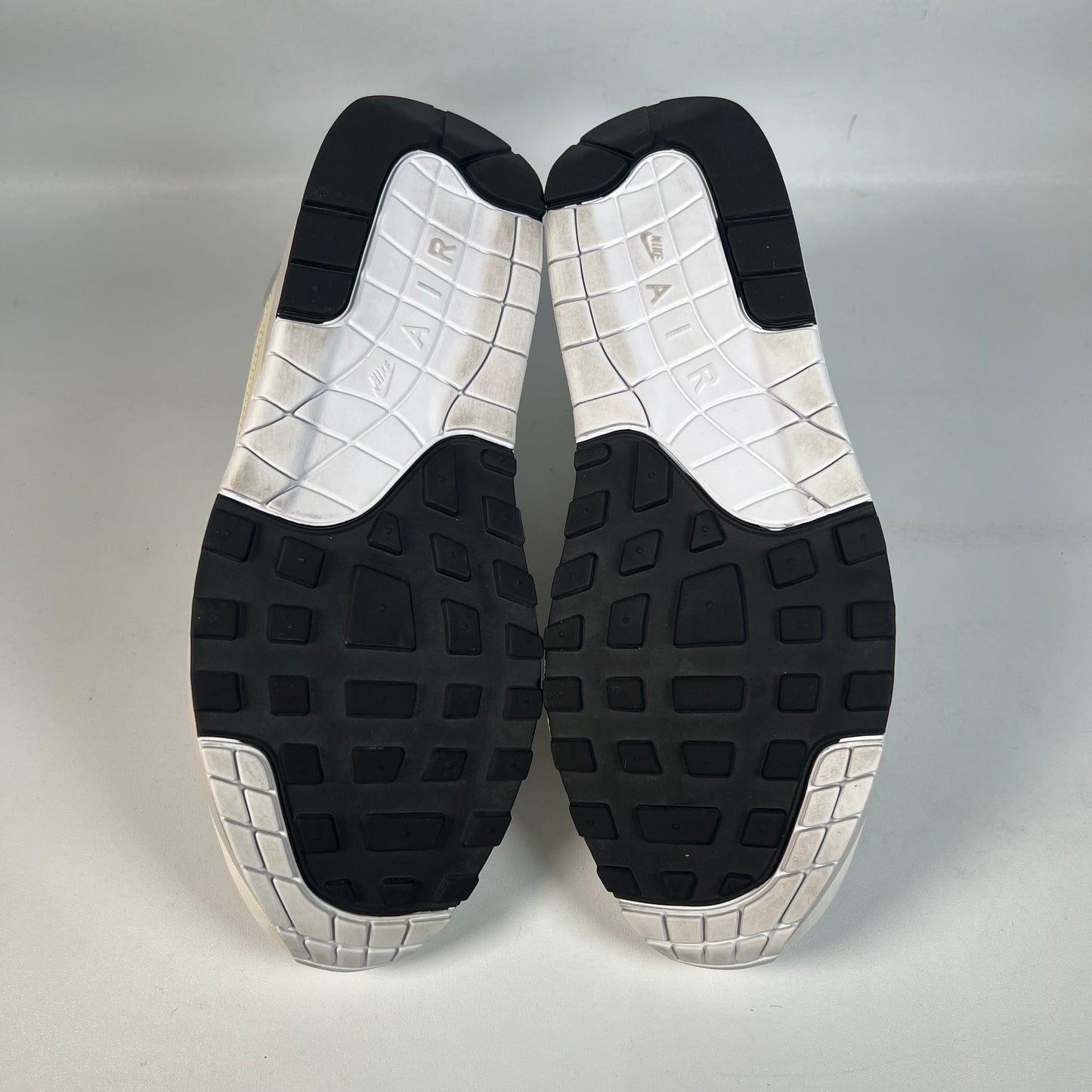 Nike Air Max 1 Hangul Day (2022) Size 9.5 USED s21926