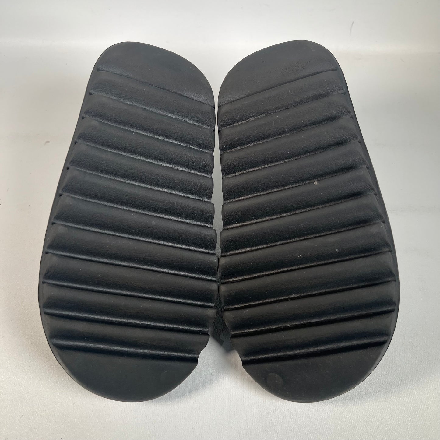 Yeezy Slide Onyx (2022) Size 5 USED s22201