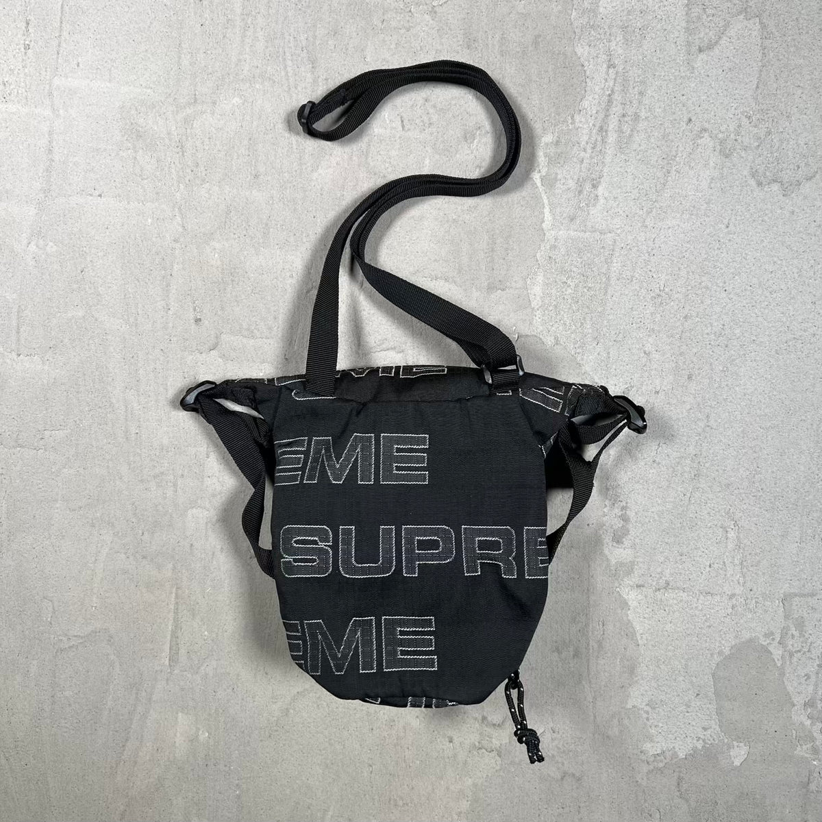 Supreme Black Neck Pouch USED x18308