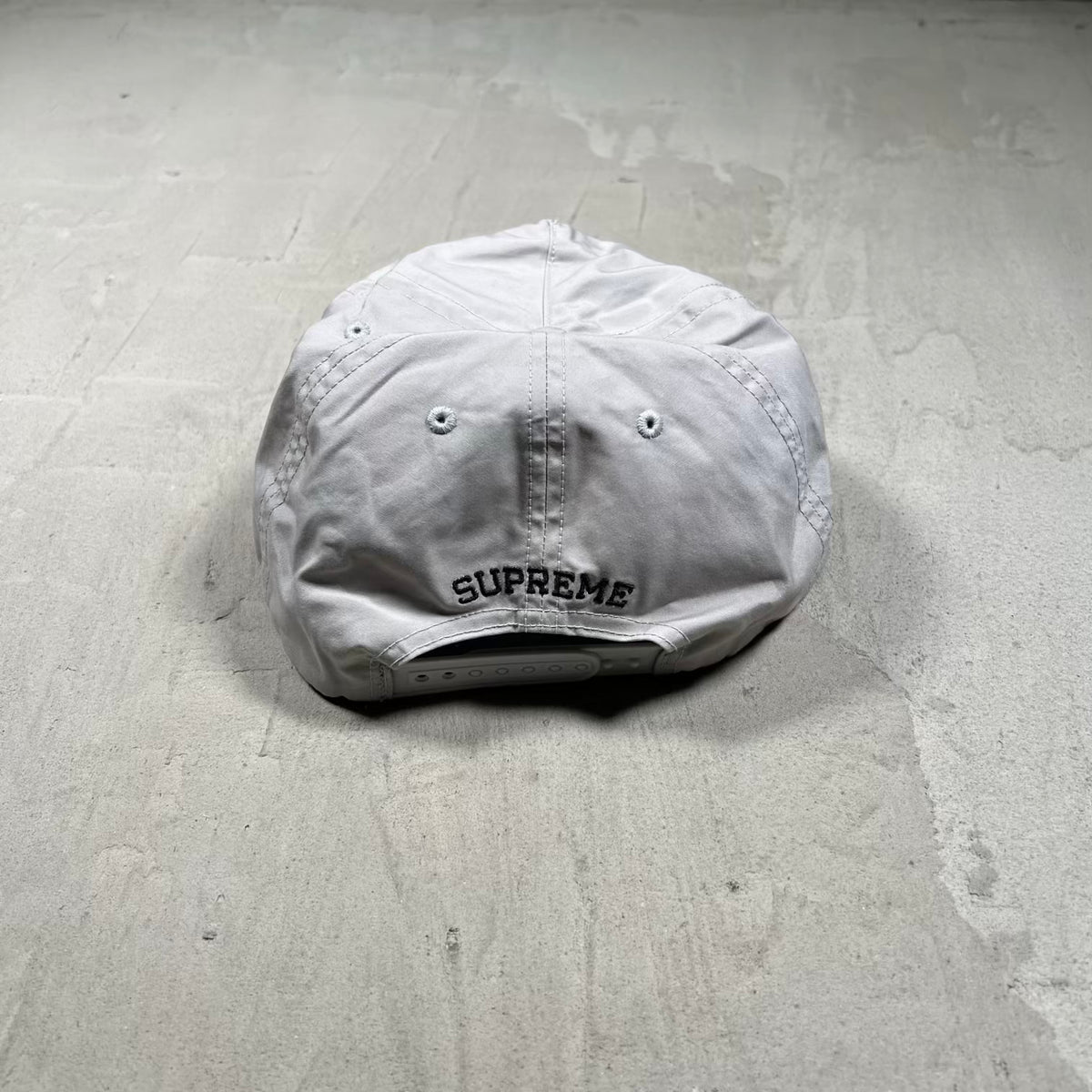 Supreme KAWS Chalk Logo 5 Panel Hat Grey (2021) USED x18381