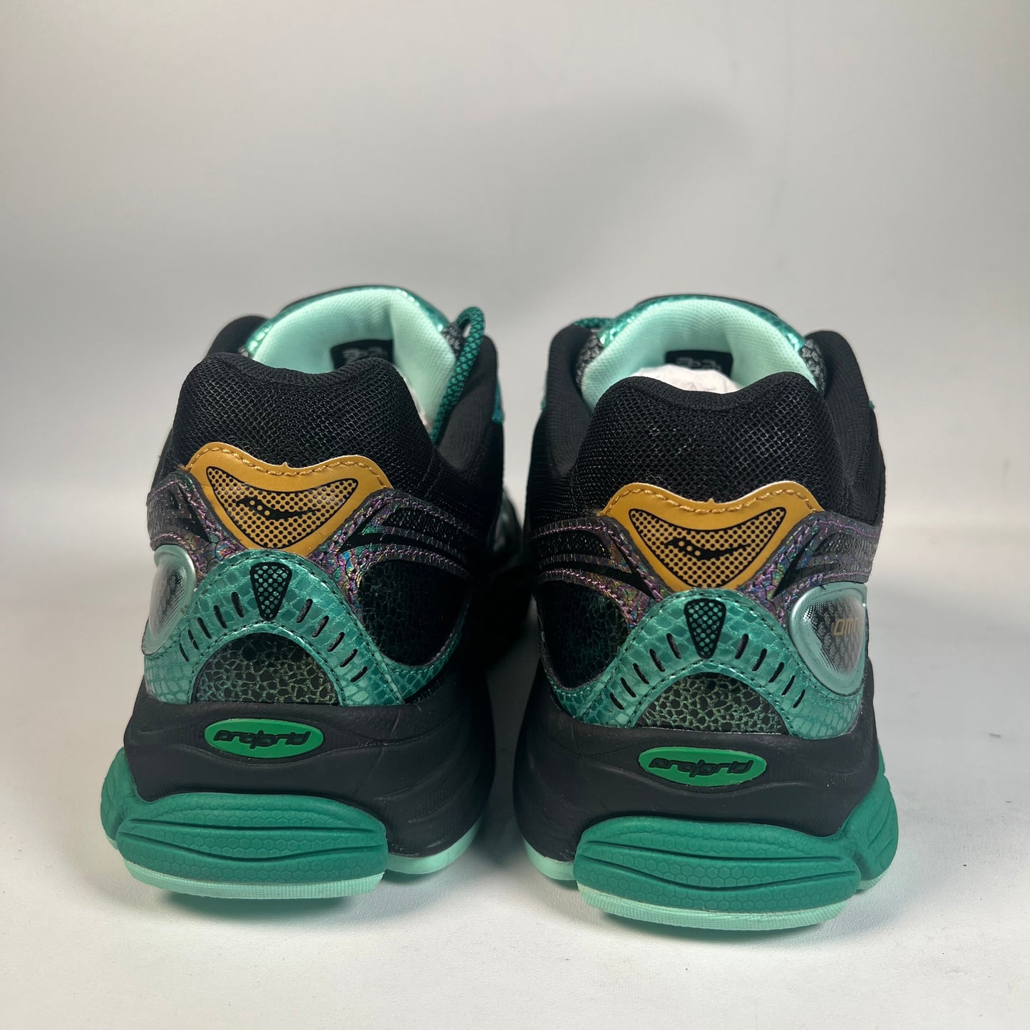 Saucony ProGrid Omni 9 Glowconstrictor Green (2025) Size 9.5 USED s22162