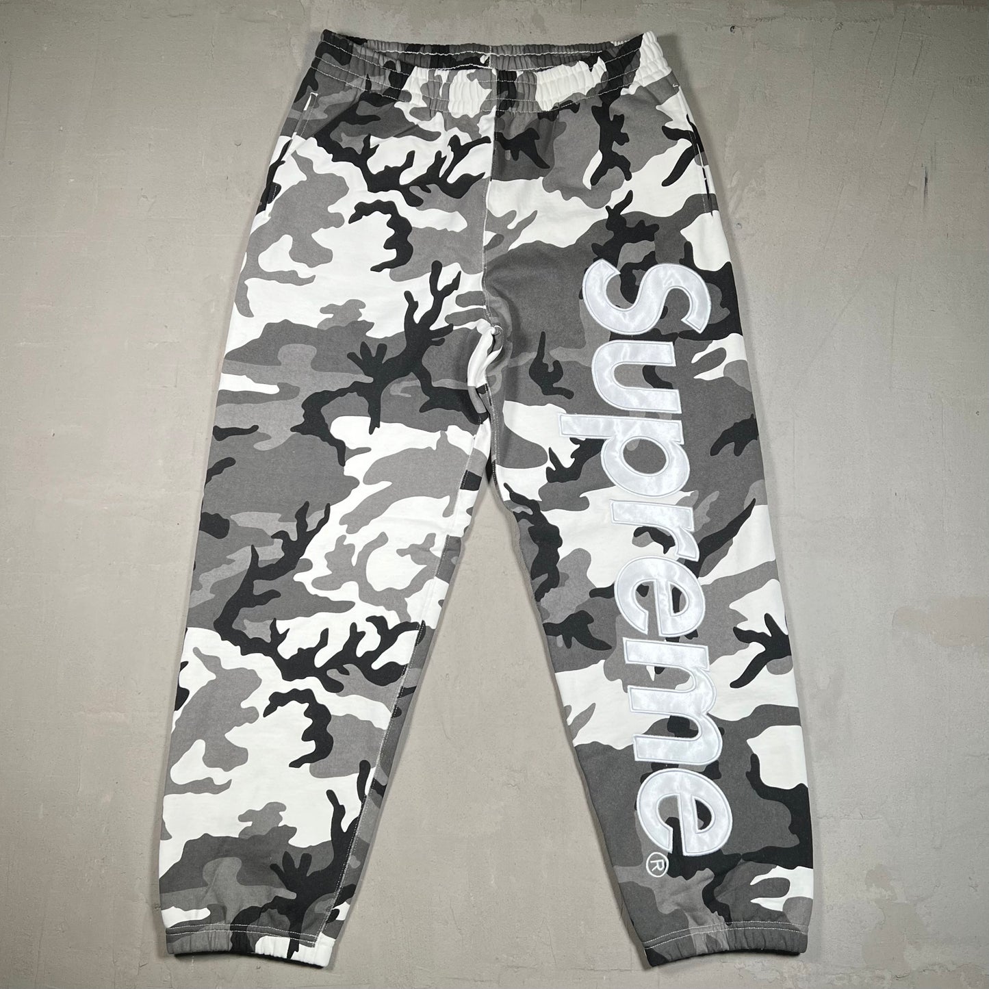 Supreme Satin Applique Camo Sweatpants Size Medium NEW x17093