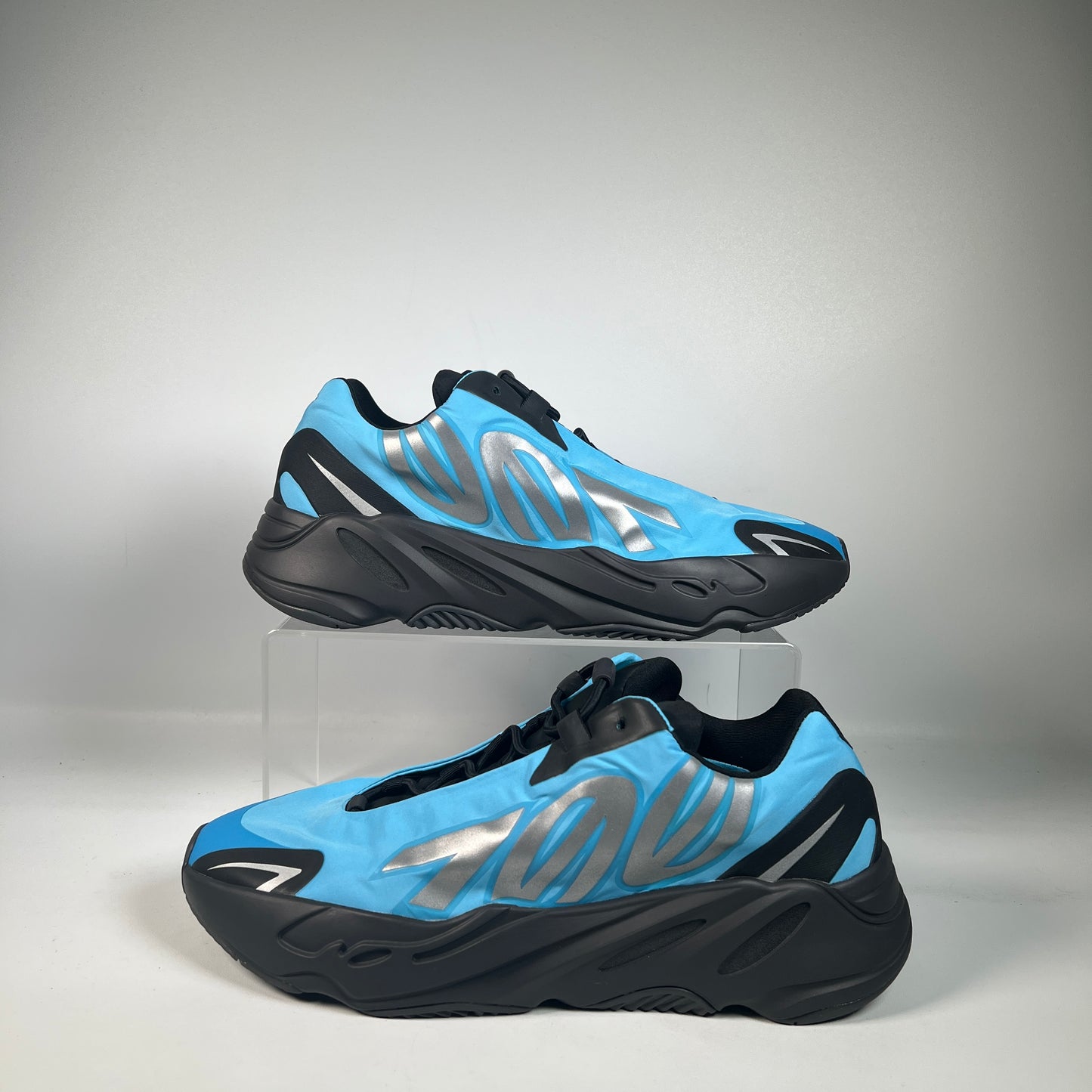 Yeezy 700 Bright Cyan (2021) Size 11 USED s22624