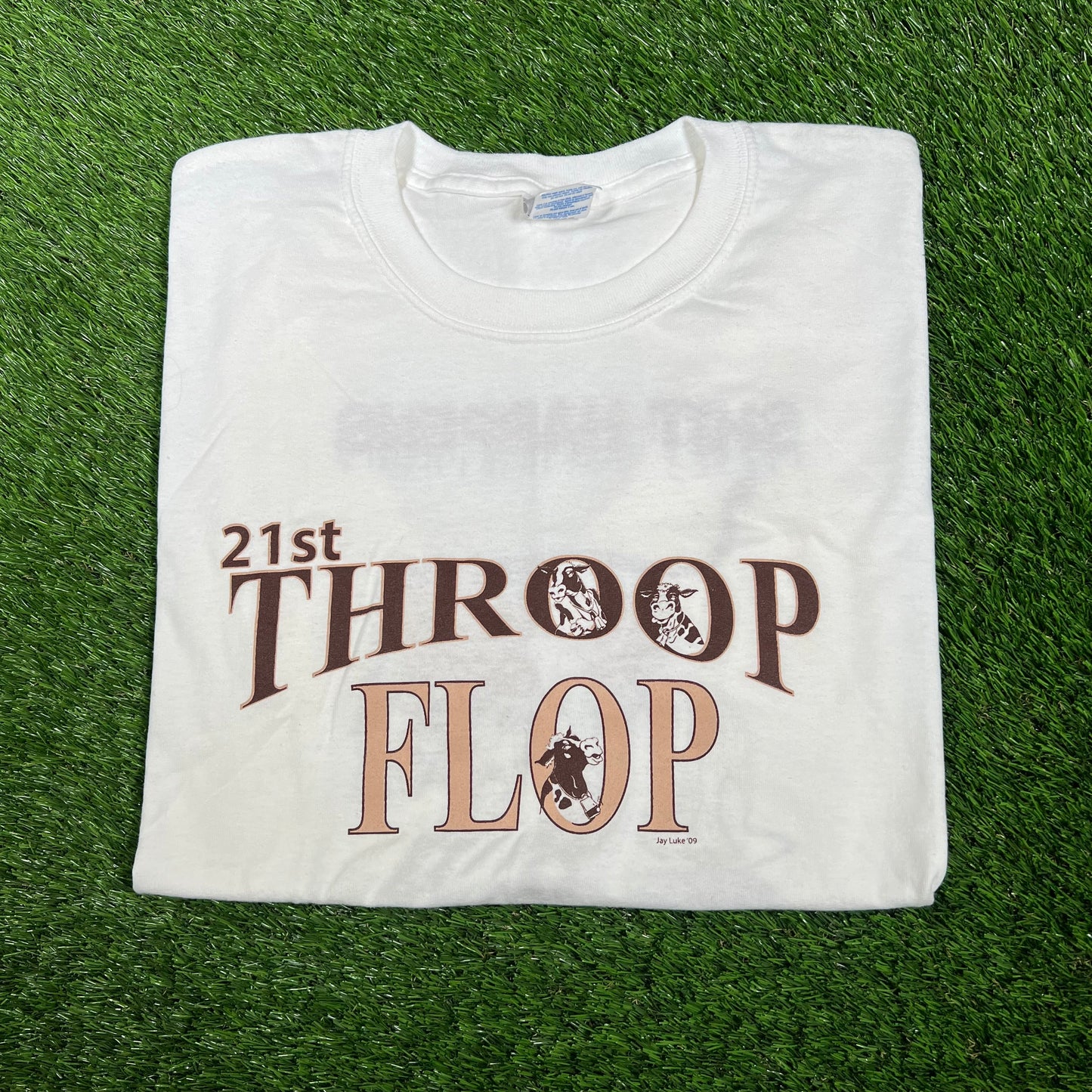 2009 Throop Flop Cow Pooping White Tee Size Large USED v17438