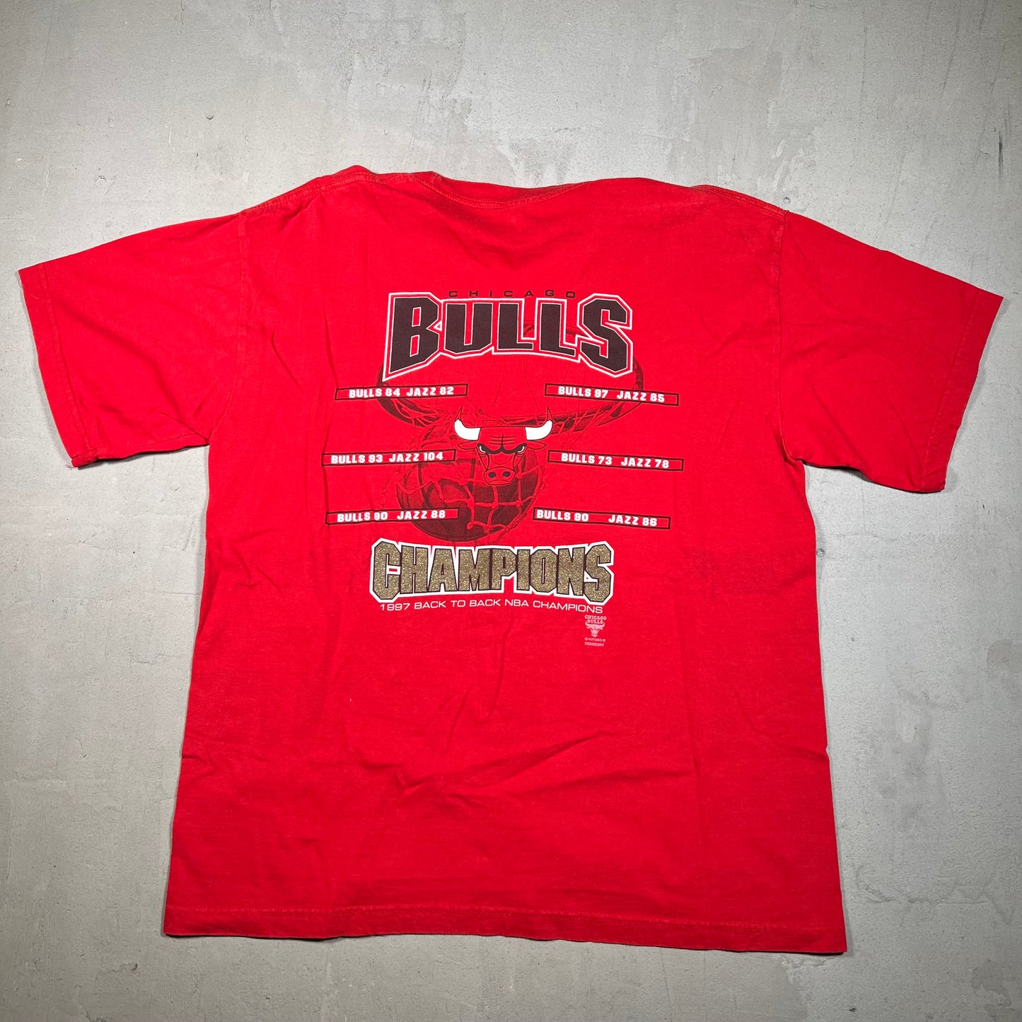 1997 Chicago Bulls NBA Finals Back to Back Champ Tag Red Tee Size XL USED v16728