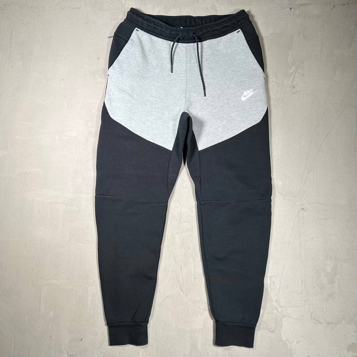 Nike Tech Black/Grey Sweatpants Size Small USED v20206