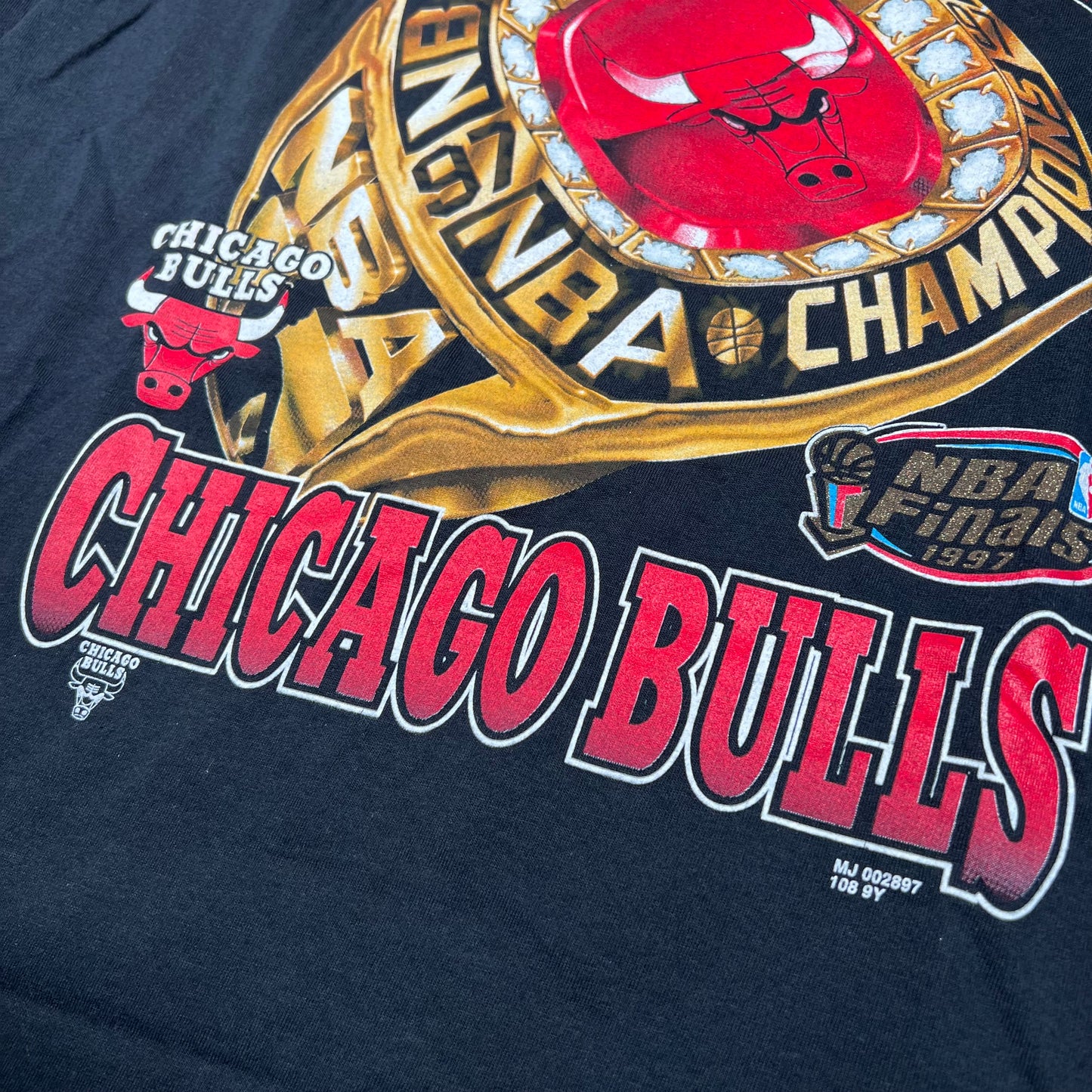 1997 Chicago Bulls NBA Finals Gold Ring Black Tee Size XL USED v16724