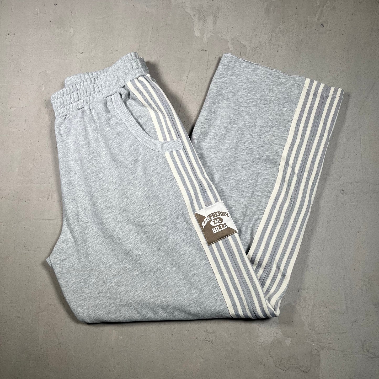 GV Gallery Raspberry Hills Lil Leon Grey Sweatpants Size Small USED x17386