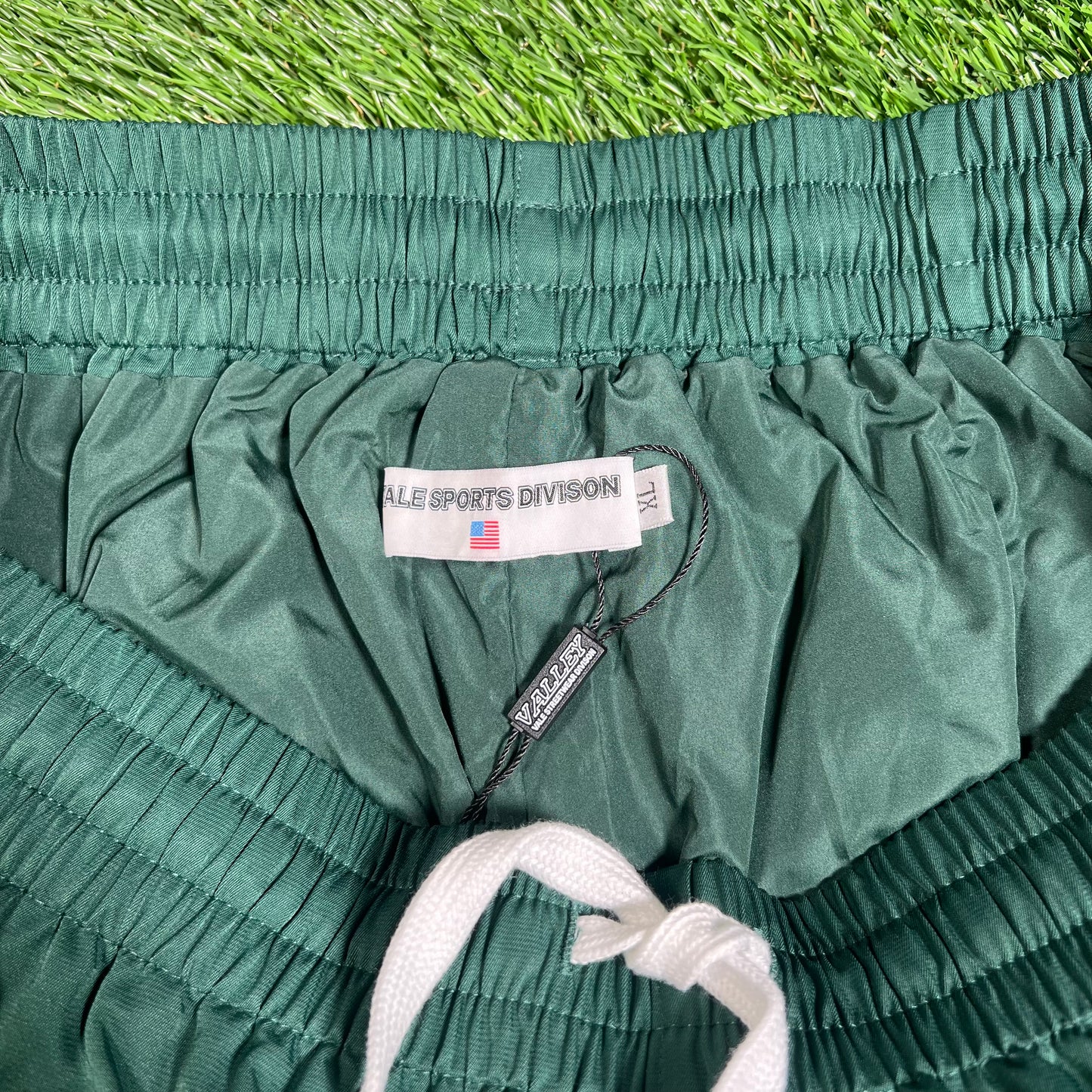 Vale Valley Dreams Green Track Pants SIze XL NEW x16009