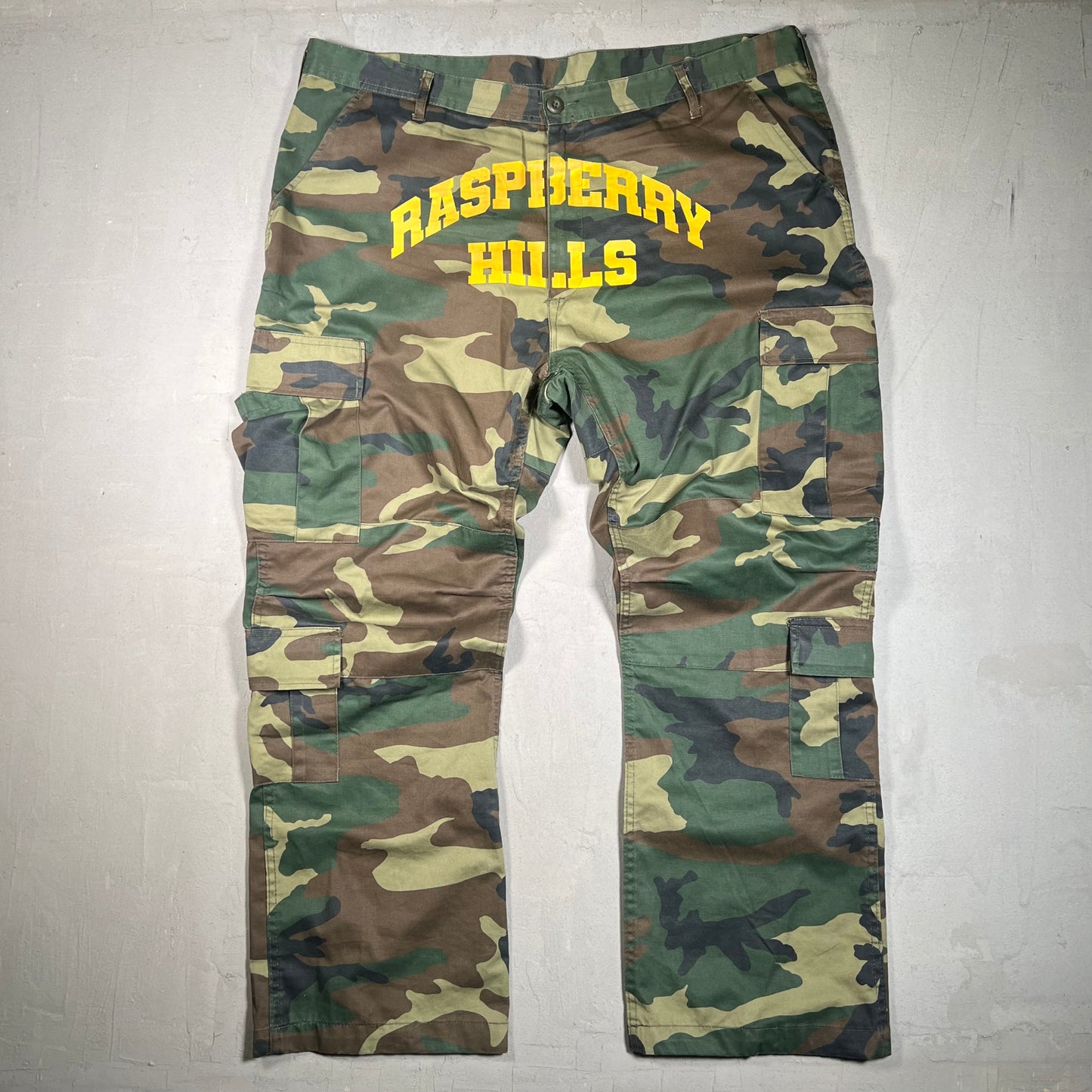 GV Gallery Raspberry Hills Camo Cargos Size XL USED x17471