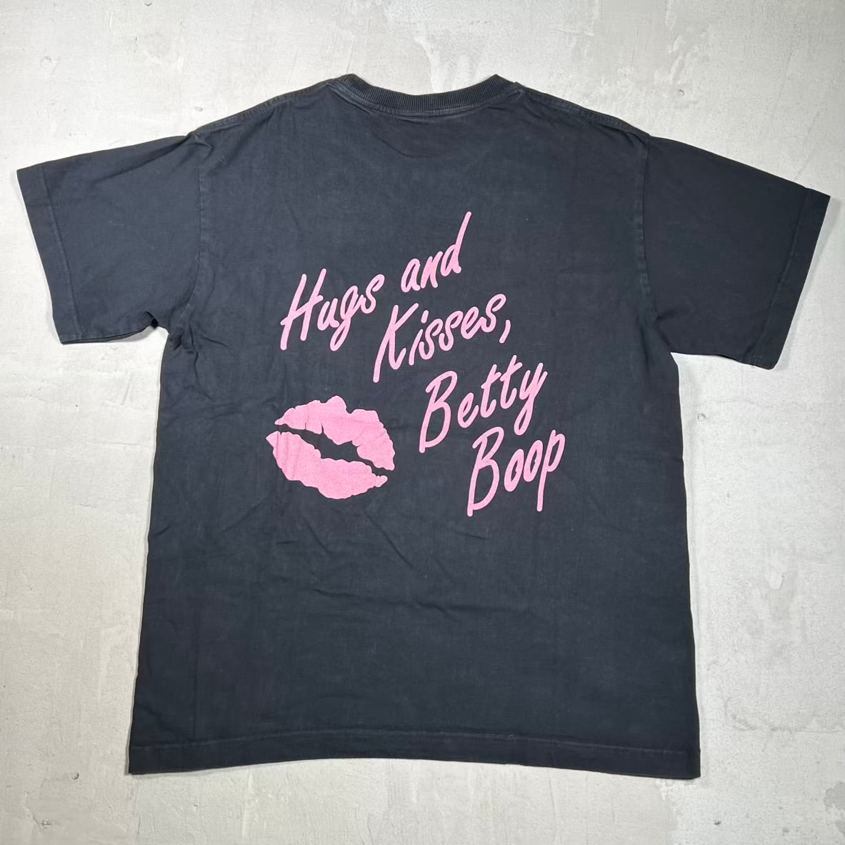 Betty Boop Hugs and Kisses Black Tee Size Large USED v20154