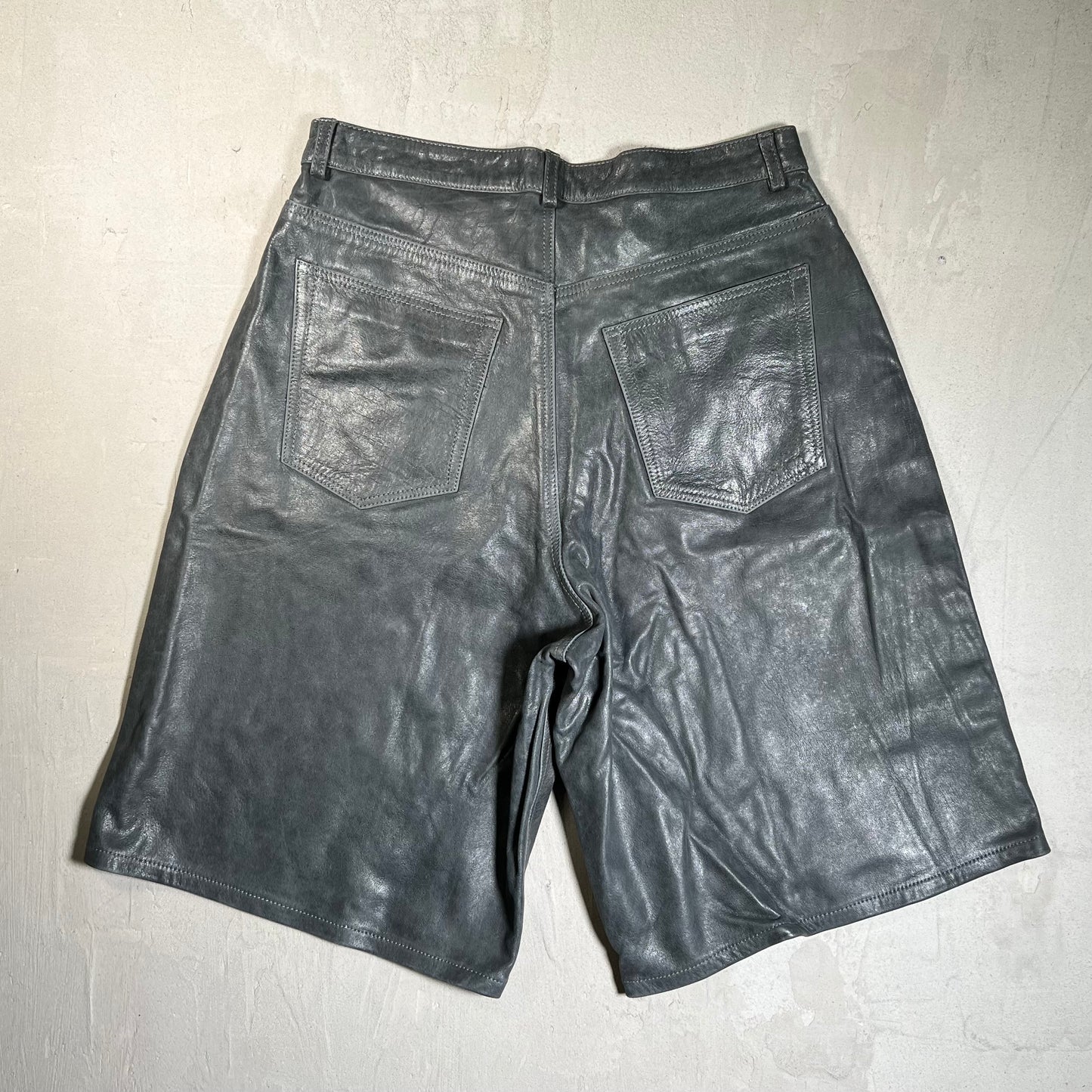 GV Gallery Raspberry Hills Dark Grey Leather Shorts Size Medium USED x17672