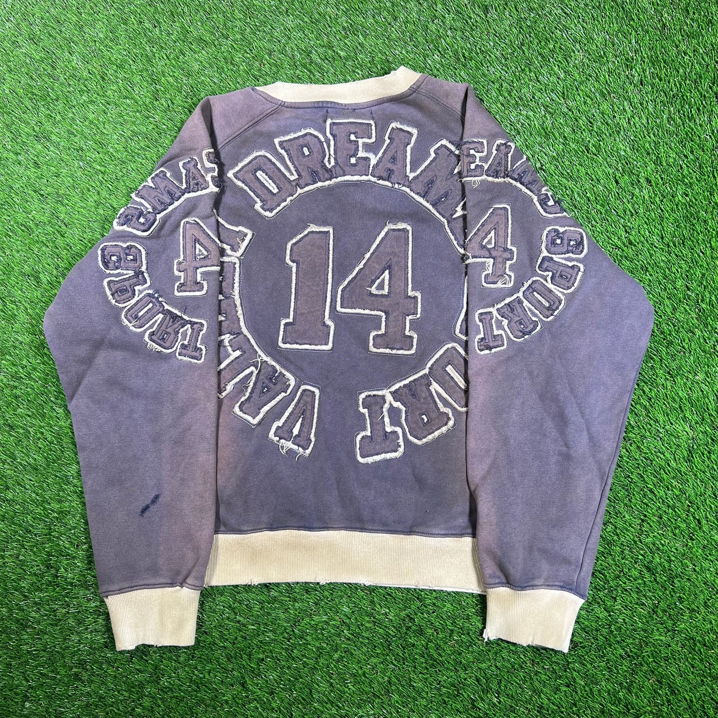 Vale Forever Insigina Angry Bee Crewneck Size Medium NEW x15574