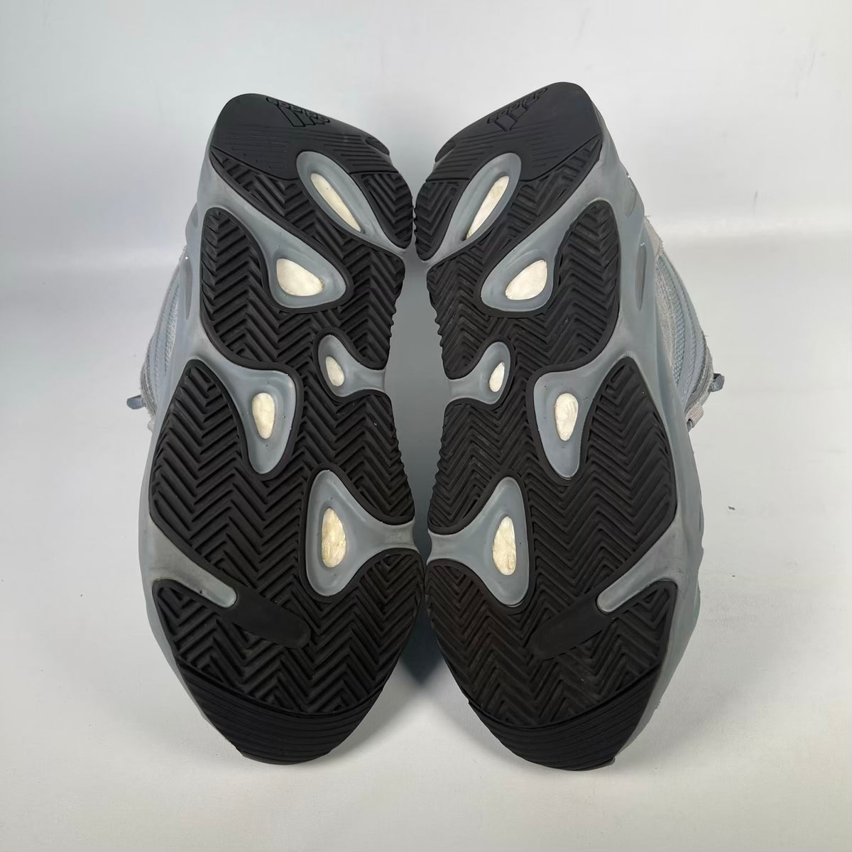 Yeezy 700v2 Hospital Blue (2019) Size 10.5 USED s23767