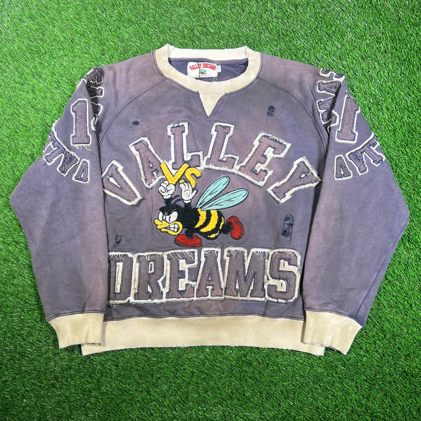 Vale Forever Insigina Angry Bee Crewneck Size Medium NEW x15574