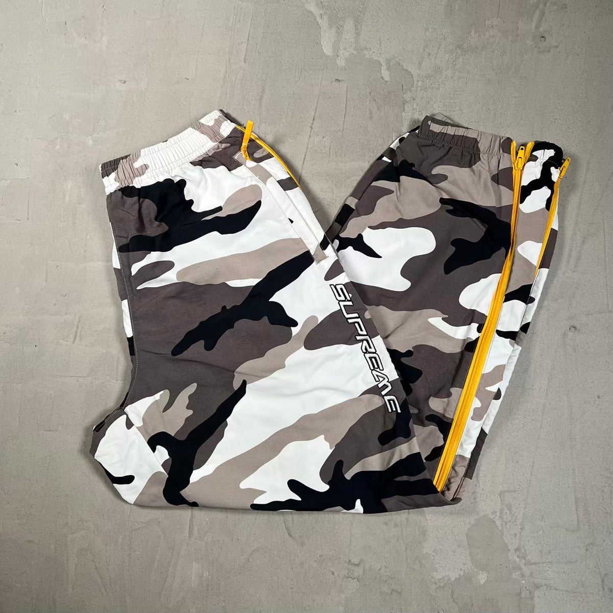 Supreme Contrast Zip Warm Up Pant Snow Camo (2025) Size Medium USED x18786