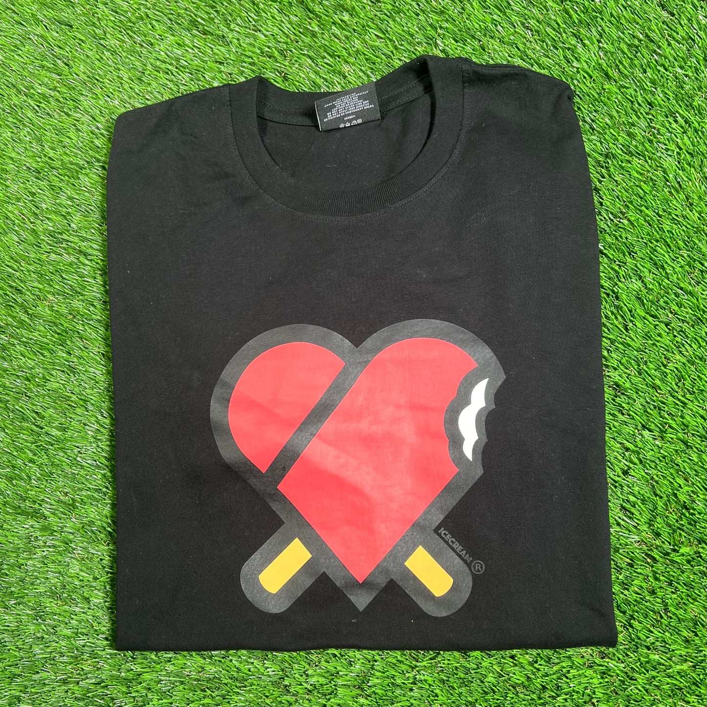 Ice Cream Black Bite Heart Tee Size Large USED x15966