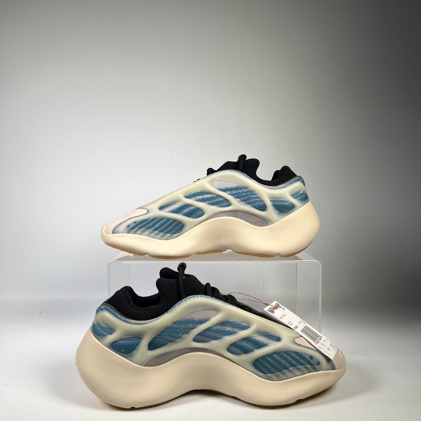 Yeezy 700 V3 Kyanite Size 7 NEW S17139