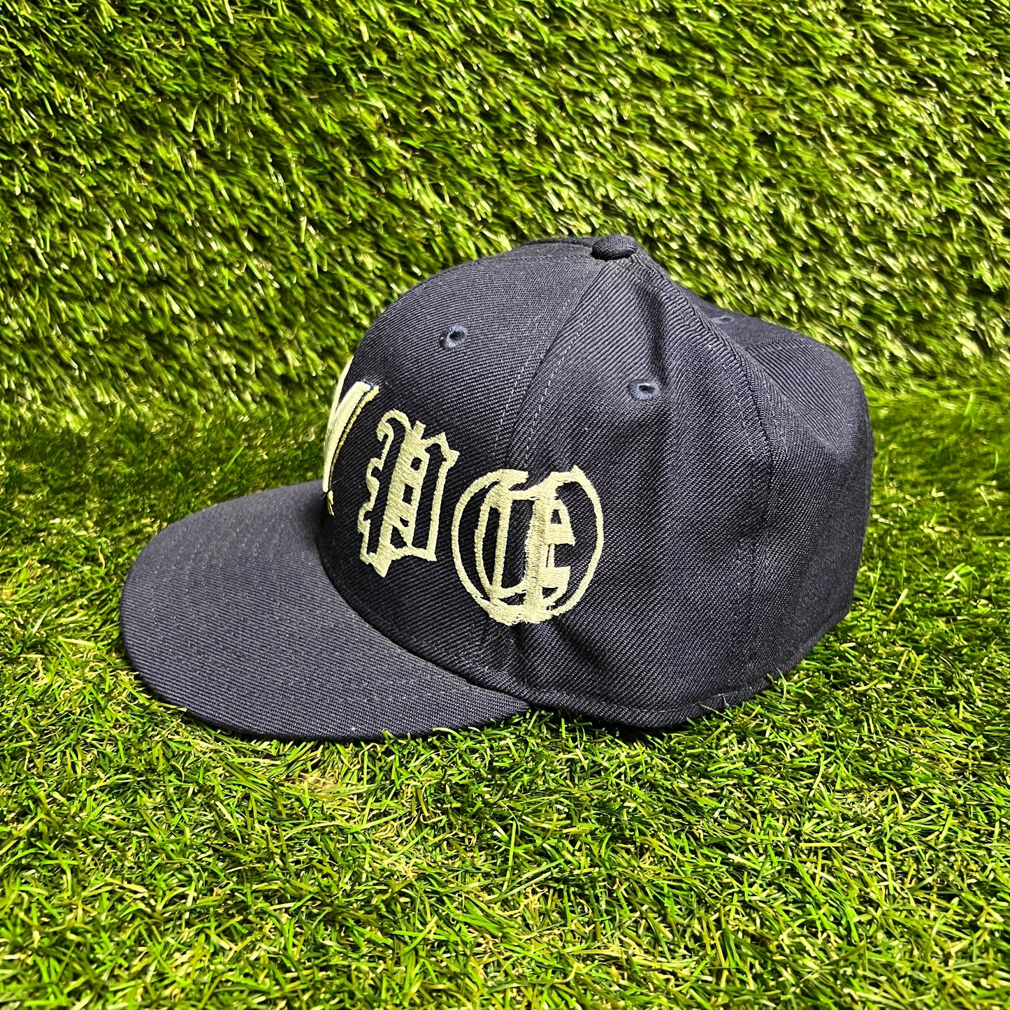 New Era Milwaukee Brewers Whie Logo Navy Blue Hat Size 7 1/2 USED v16007