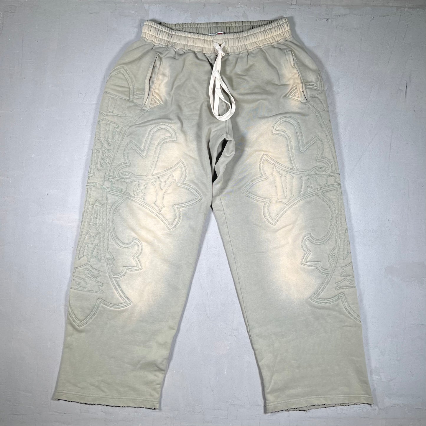 Vale Valley Dreams Olive Embroidered Sweatpants Size Medium USED x17305