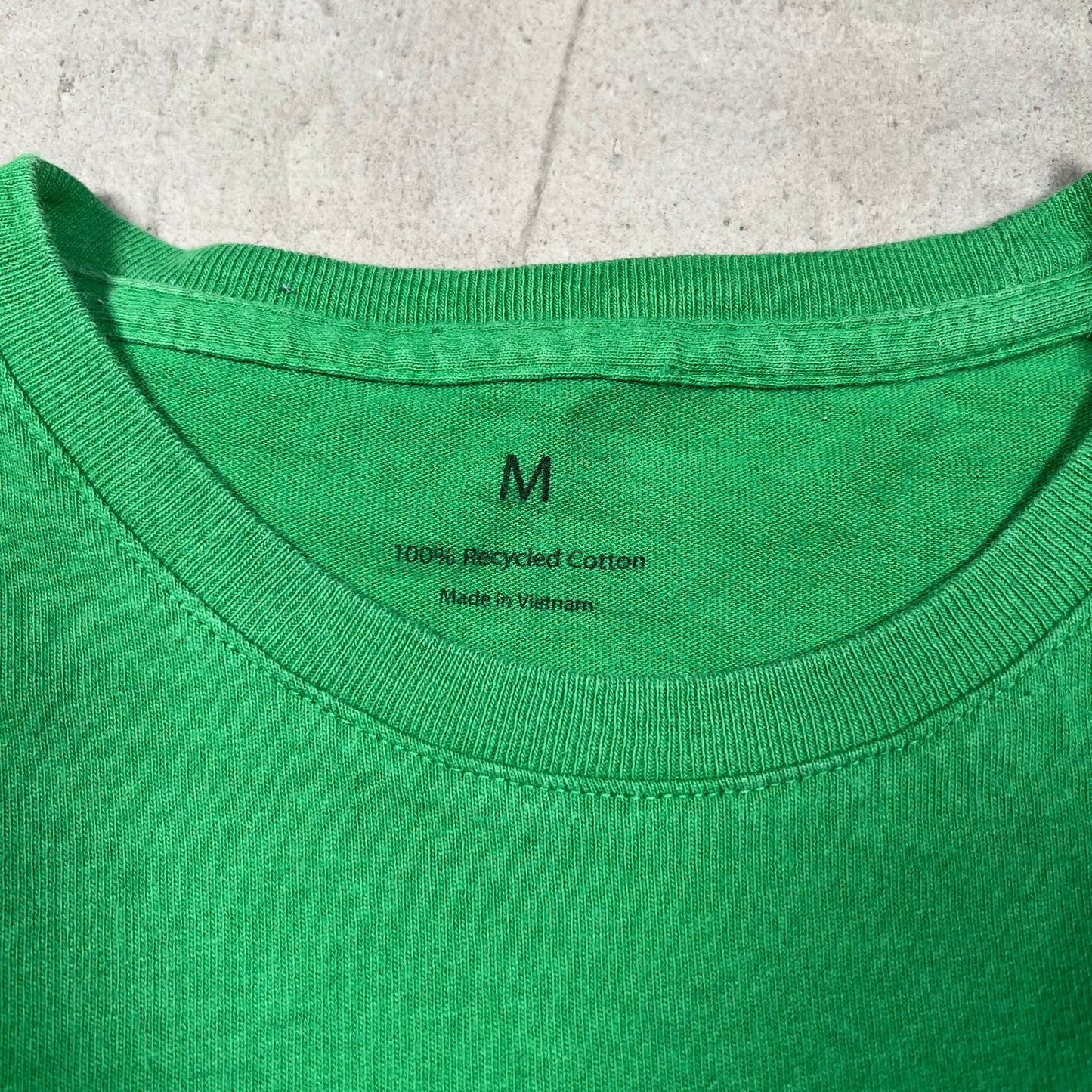 Apple Basic Logo Green Tee Size Medium USED v19784
