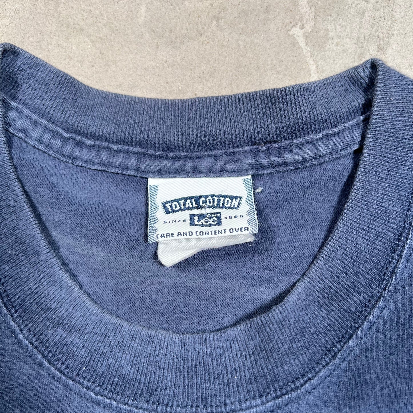 2001 New York Yankees Washed Navy Logo Tee Size XL USED v19806