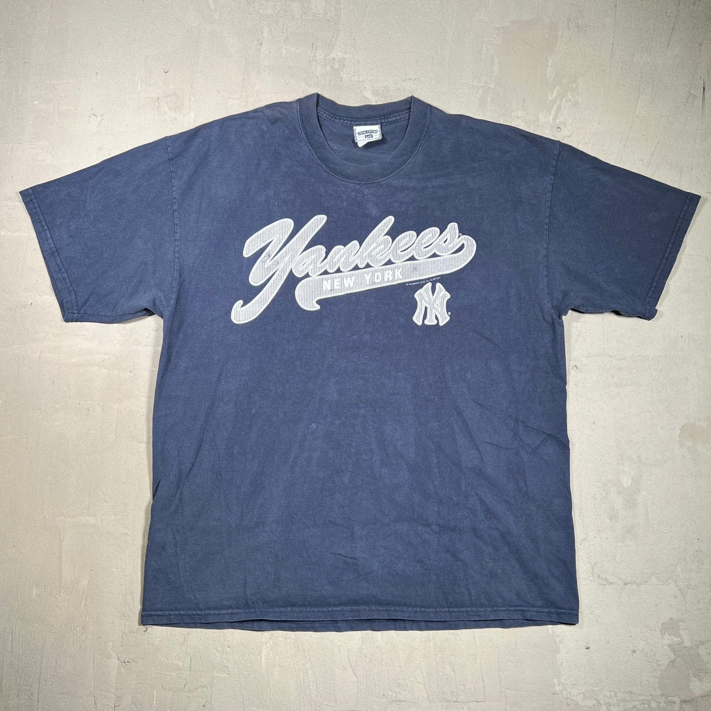 2001 New York Yankees Washed Navy Logo Tee Size XL USED v19806