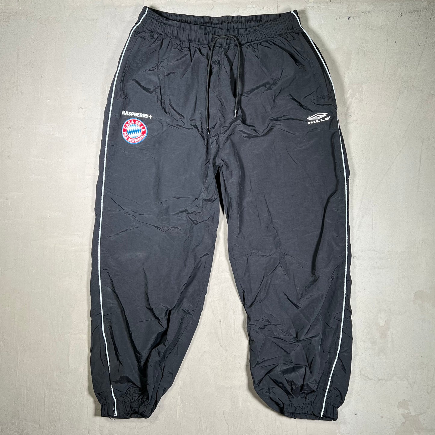 GV Gallery Raspberry Hills Casa De La Black Track Sweatpants Size Large USED x18032