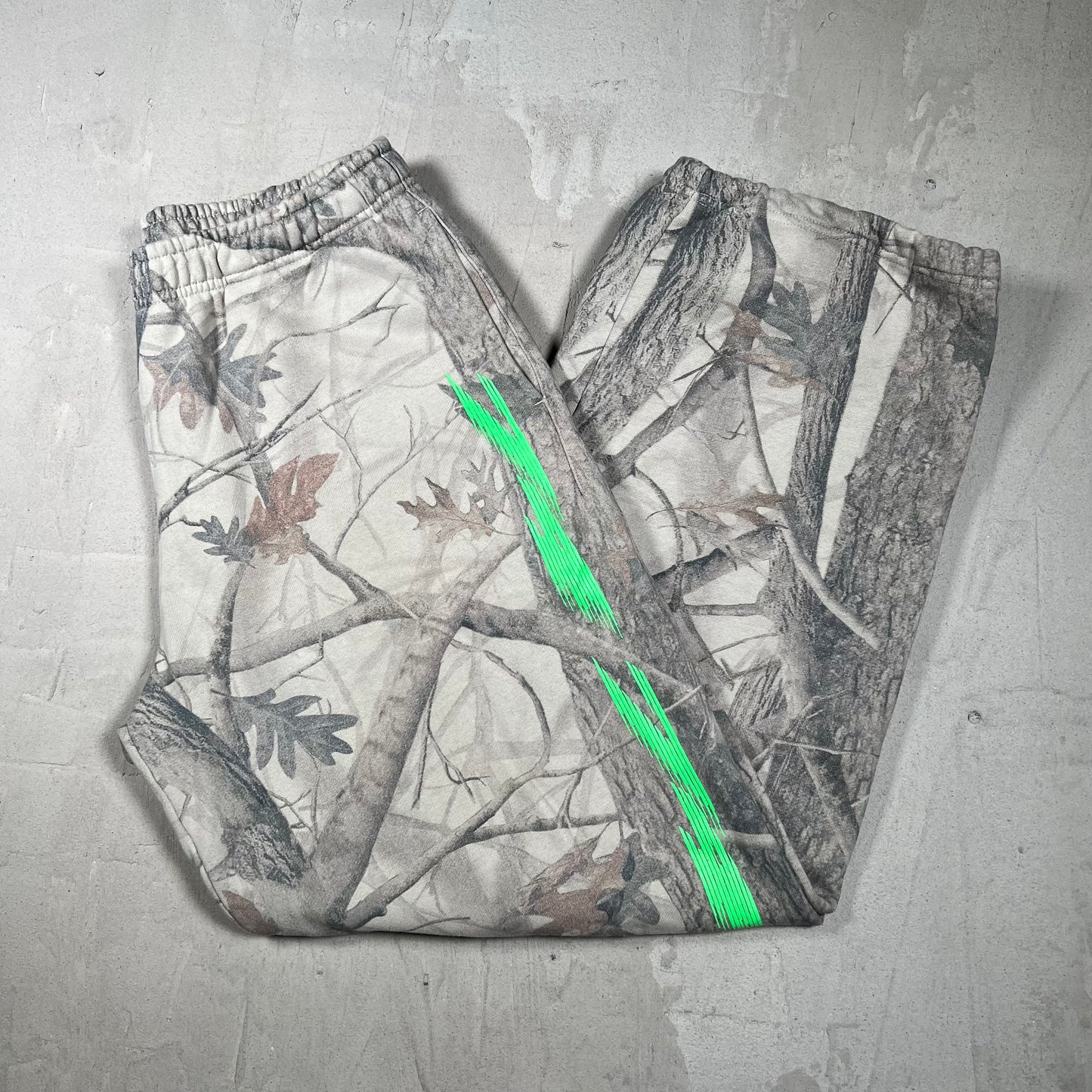 74isWar BGC RealTree Camo Sweatpants Size Medium USED x18040