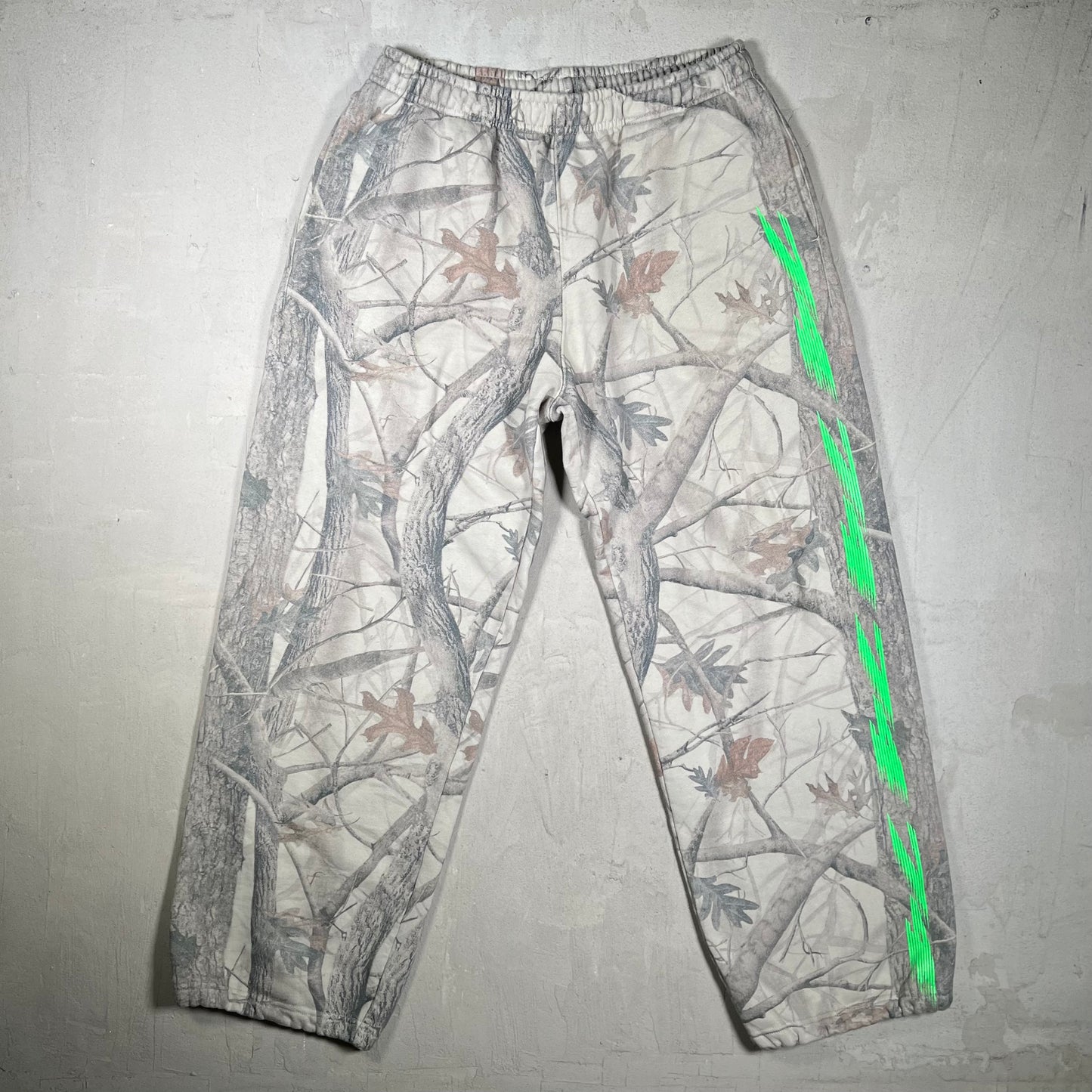 74isWar BGC RealTree Camo Sweatpants Size Medium USED x18040