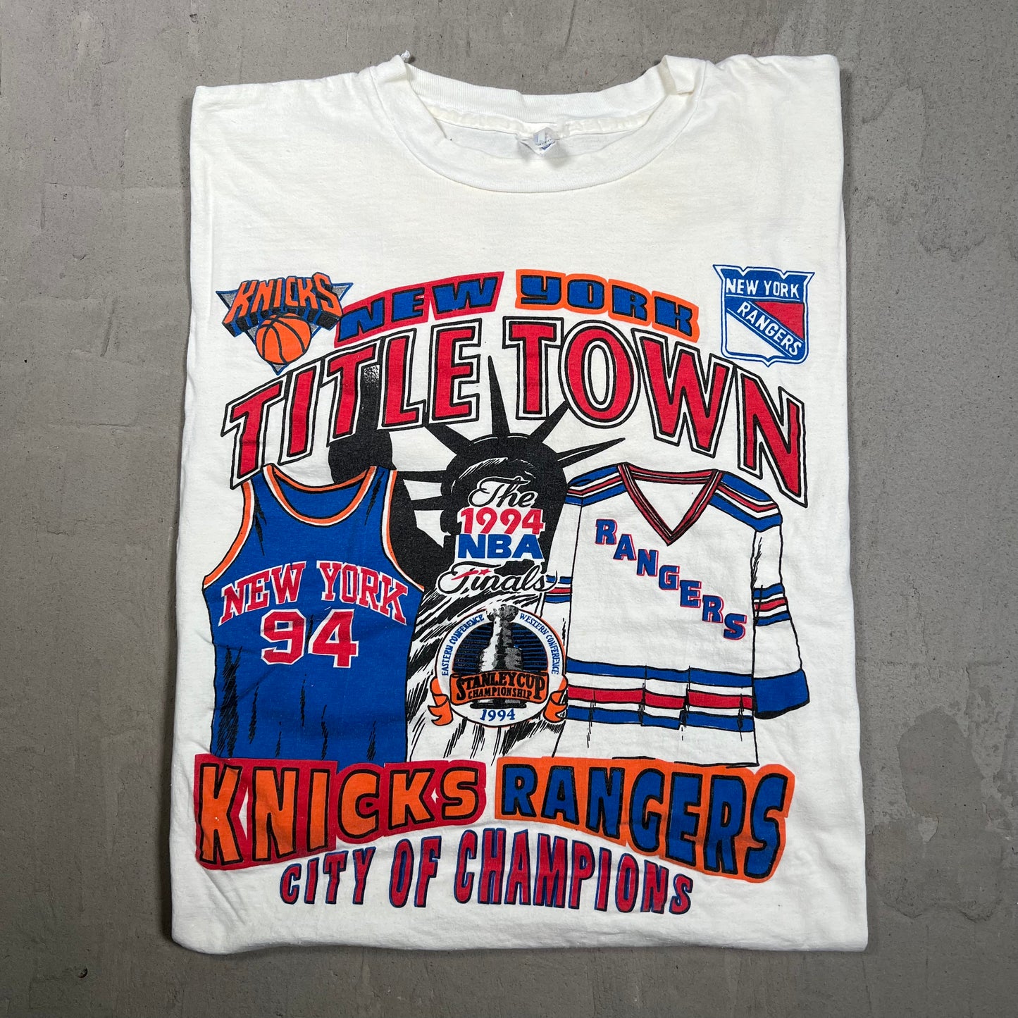 1994 New York "Title Town" White Rangers/Knicks Tee Size Medium USED v19678