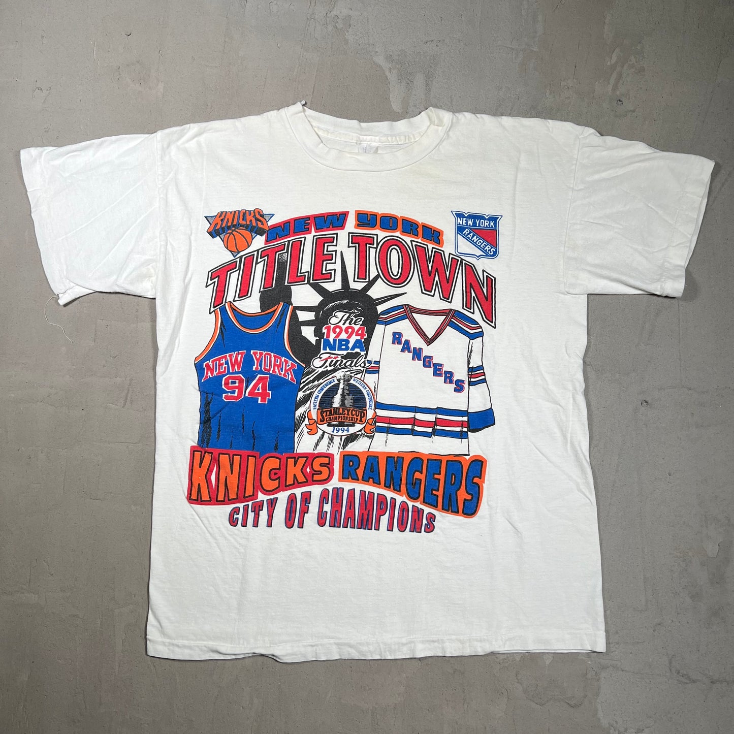 1994 New York "Title Town" White Rangers/Knicks Tee Size Medium USED v19678
