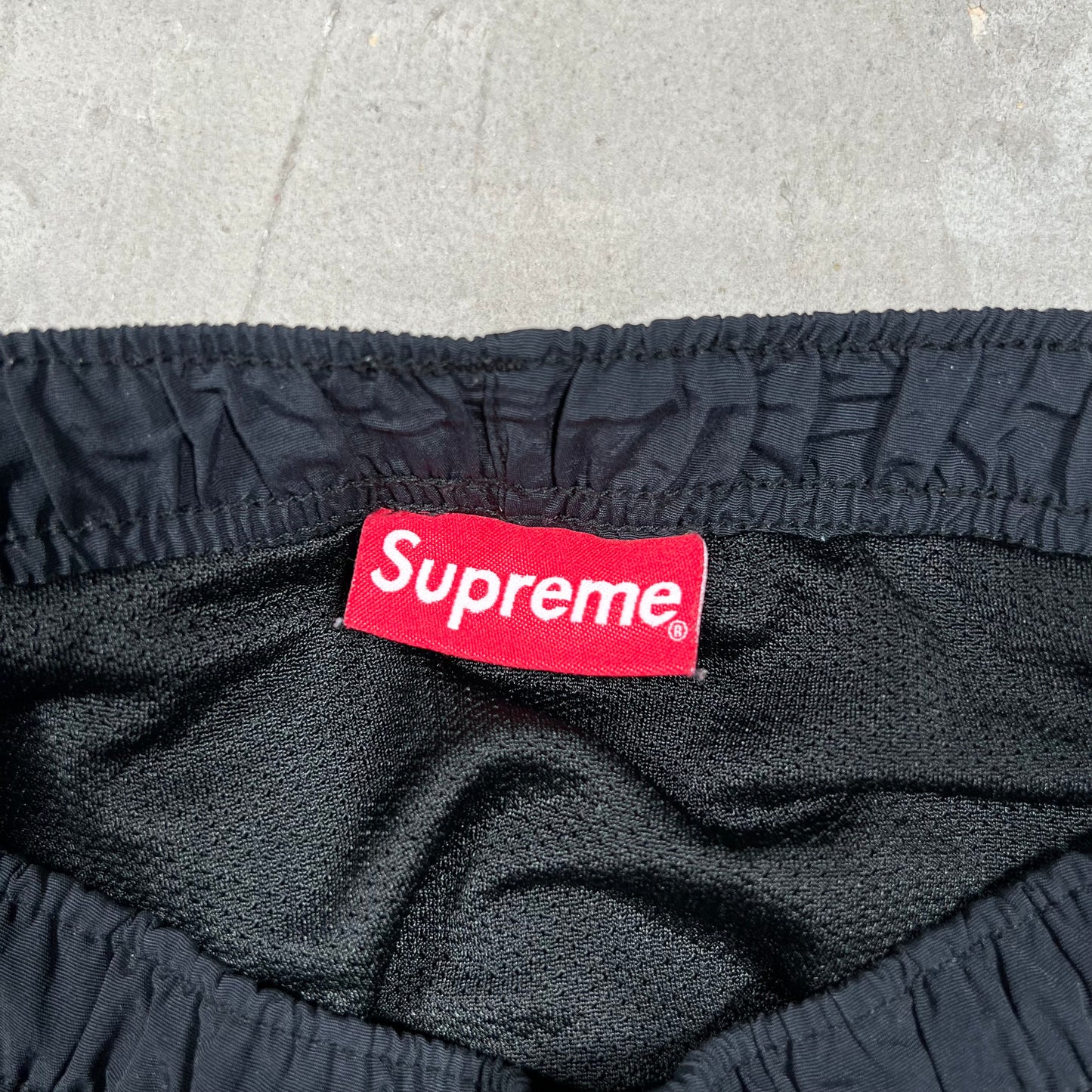 Supreme Cargo Black Water Shorts Size Large USED x18226