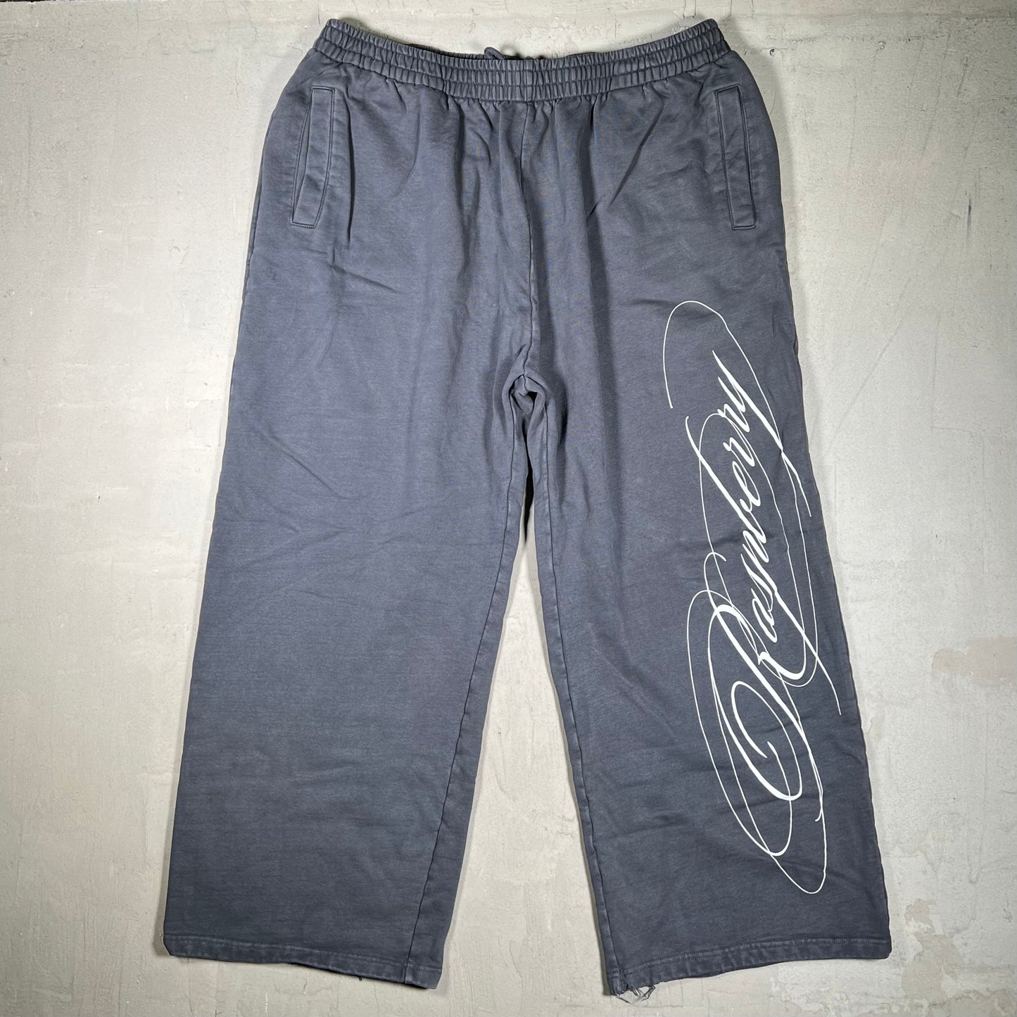GV Gallery Raspberry Calligraphy Grey Sweatpants Size XXL USED x18223