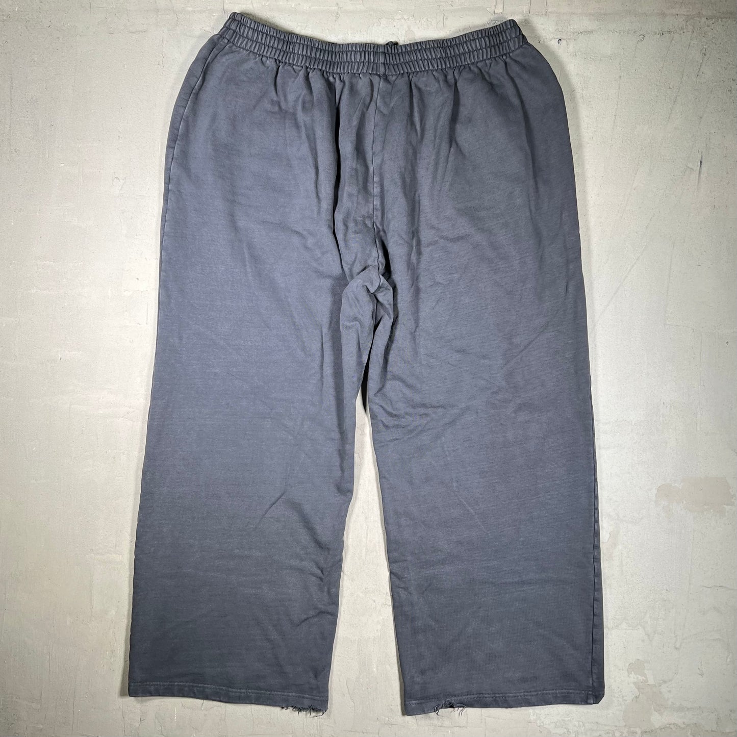 GV Gallery Raspberry Calligraphy Grey Sweatpants Size XXL USED x18223