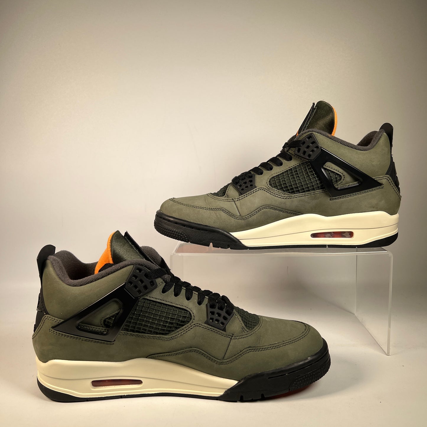 Jordan 4 Undefeated (2025) Size 10.5 USED s22613