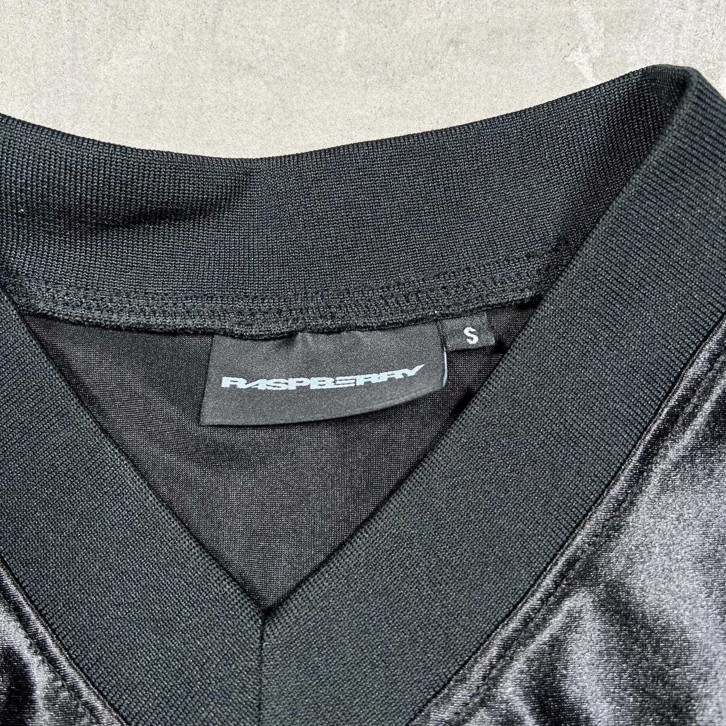 GV Gallery Raspberry Hills Berry Sport Black Jersey Size Small USED x18326