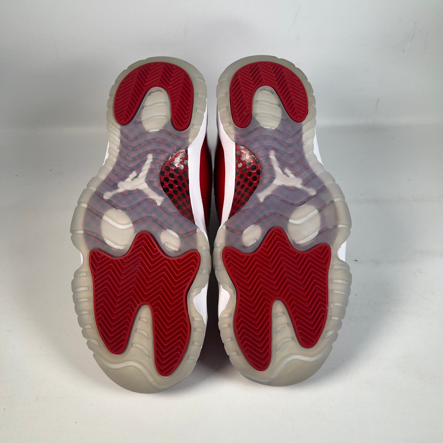 Jordan 11 High Cherry (2022) Size 8.5 USED s22669