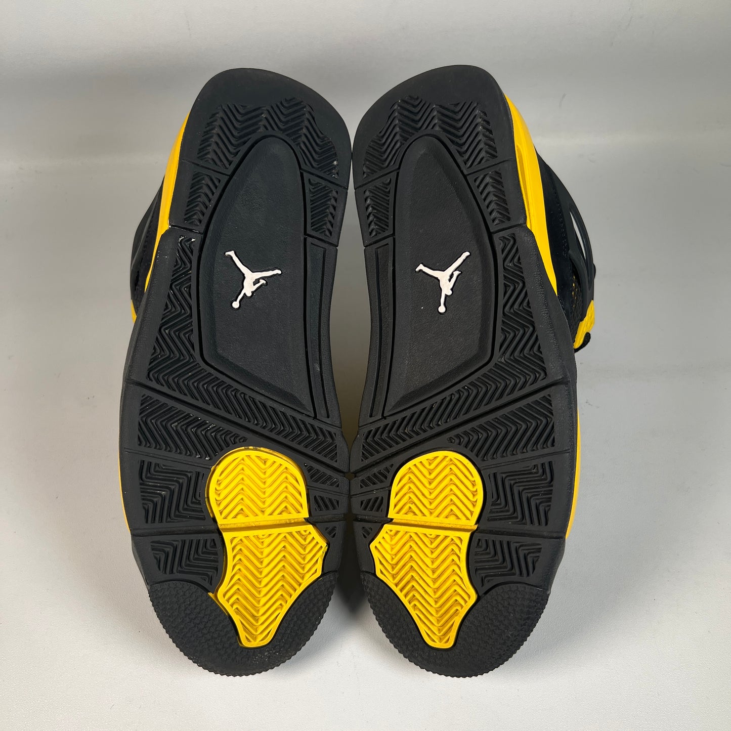 Jordan 4 Thunder (2023) Size 8.5 USED s22734
