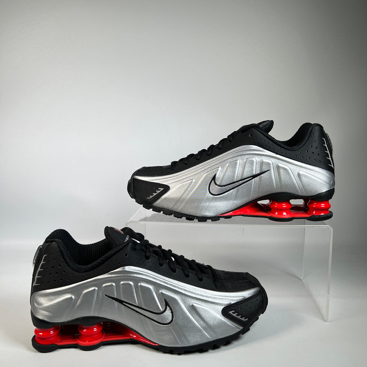 Nike Shox R4 Black Metallic Silver (2025) Size 7m / 8.5w NEW s22950
